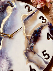Handgefertigte Resin Uhr in Weiss, Lila und Gold mit Kristallen im Geode Art Stil, 40cm Durchmesser