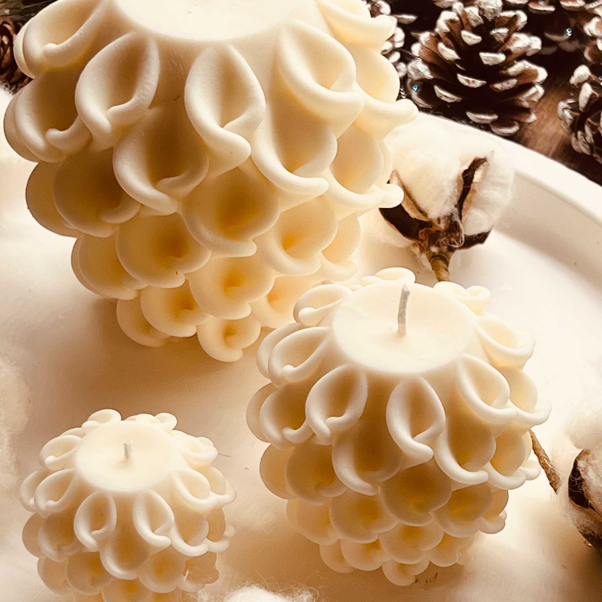 Handgemachte Rapswachskerze in ausgefallener Form – umweltfreundlich, vegan und perfekt als stilvolles Geschenk oder Deko.
