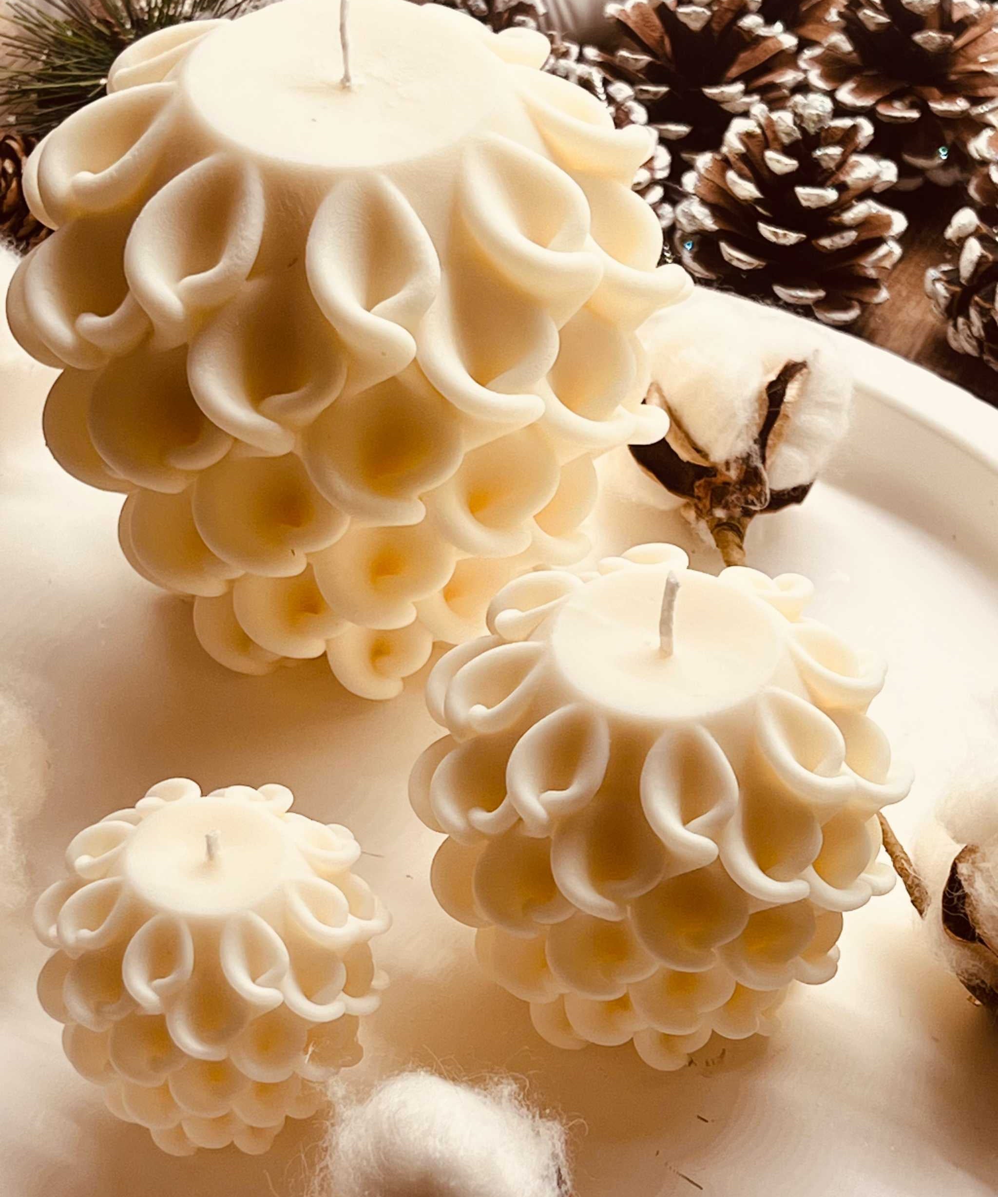 Handgemachte Rapswachskerze in ausgefallener Form – umweltfreundlich, vegan und perfekt als stilvolles Geschenk oder Deko.

