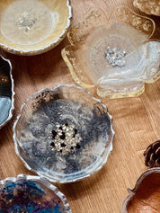 handgemachte schachteln aus resin in verschiedenen farben mit silbernen details als schmuckschalen unikat