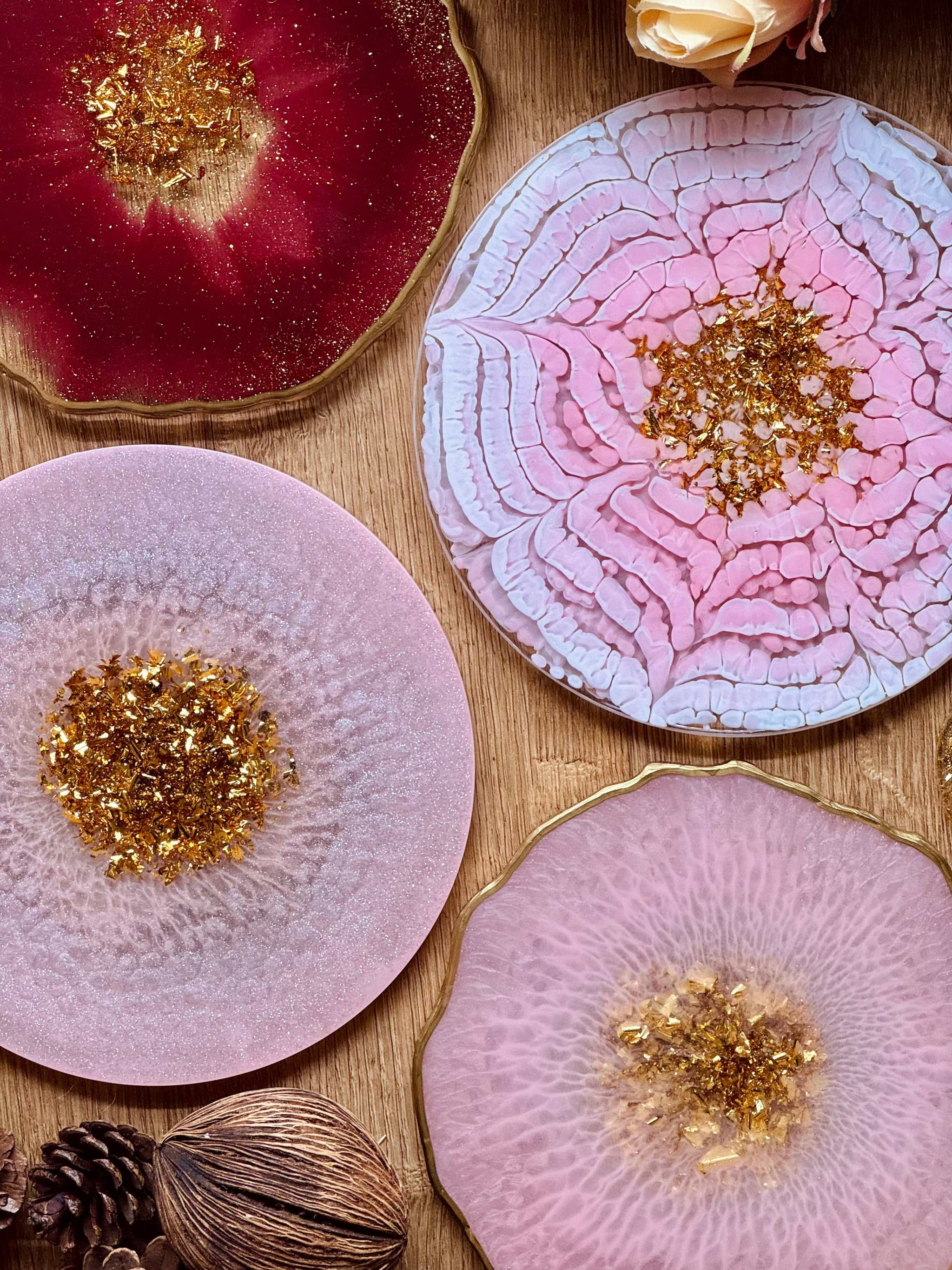 Handgemachtes Tablett aus Resin in rosa, rot und braun mit goldenen Details, einzigartiges Dekorationsstück ca. 17 cm groß