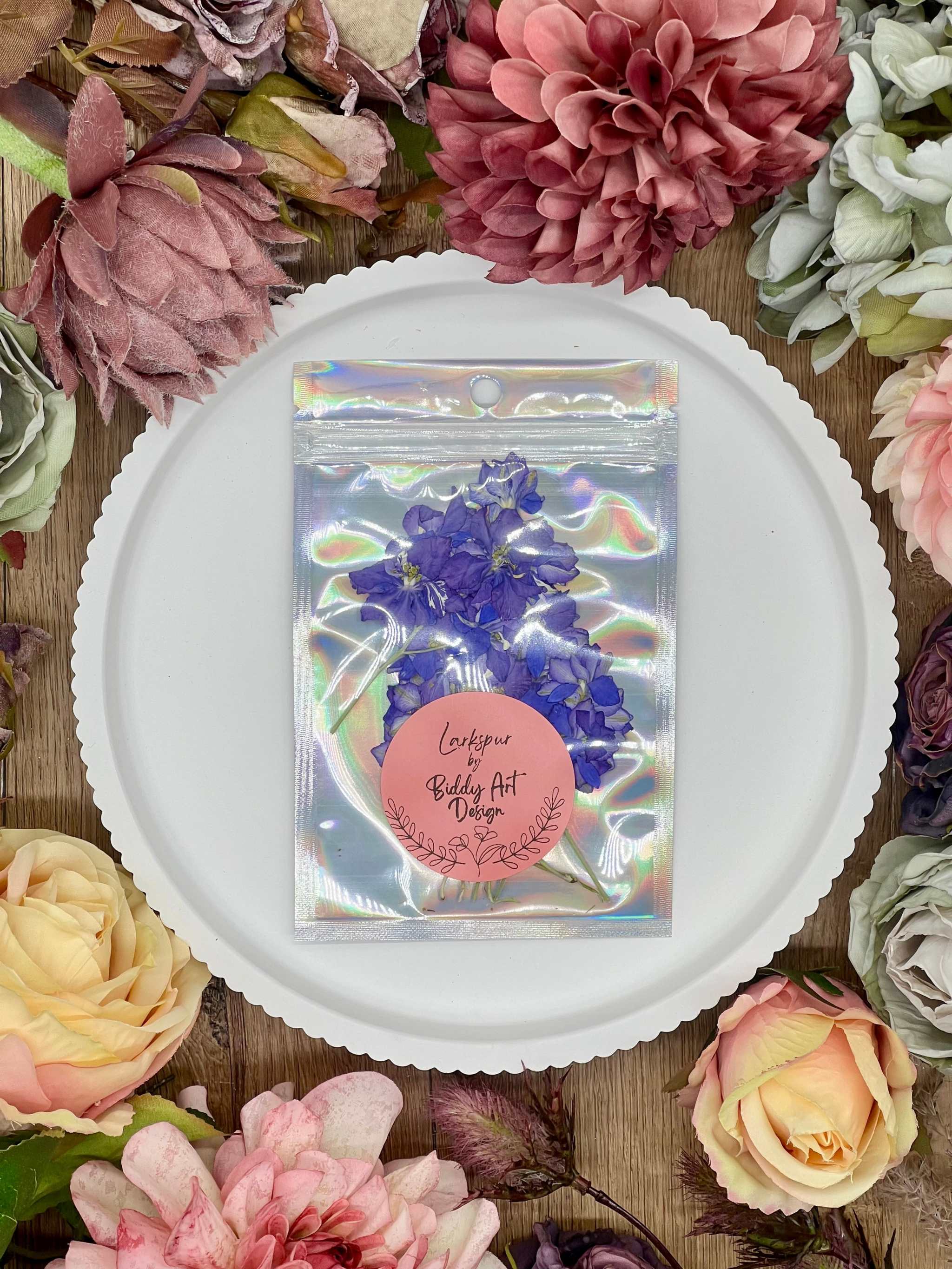 Handgetrocknete, naturbelassene Blumen und Blüten, ideal für Resin Art, Bastelprojekte oder Dekoration. Lebendige Farben für kreative Anwendungen in Kunst und Design. Sorgfältig getrocknete Blüten in strahlenden Farben.

Naturgetrocknete Blüten in authentischen Farben, handverlesen und ideal für kreative Projekte, von Resin Art bis hin zu Dekorationen. Selbstgetrocknete Blüten für kreative Projekte und Resin Art. Perfekt für DIY-Kunstwerke und Dekorationen.

Traumhafte, selbstgetrocknete Blüten für kreative