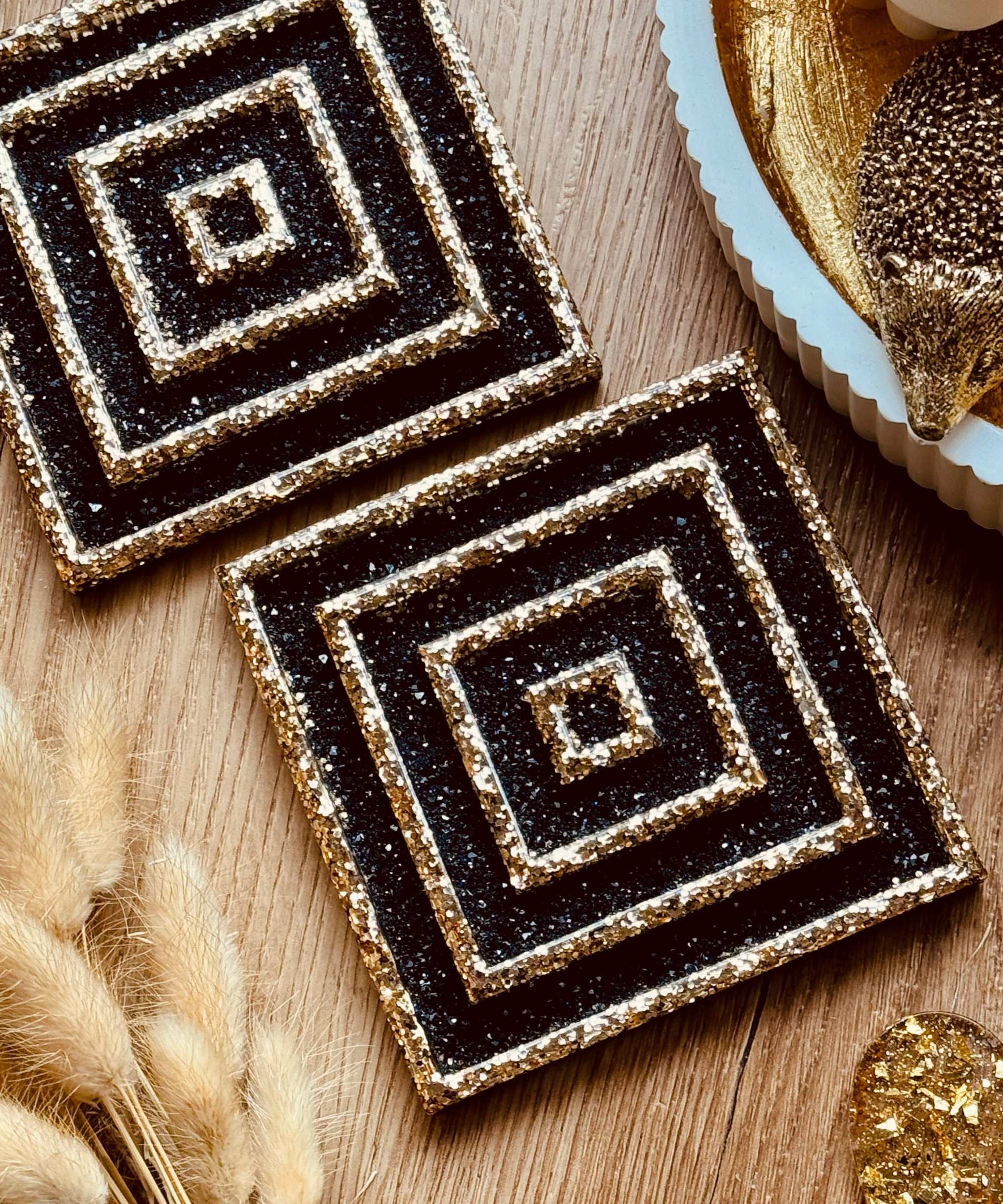 2 Untersetzer aus Resin schwarz mit goldenem 3D Design quadratisch 10x10 cm handgemacht