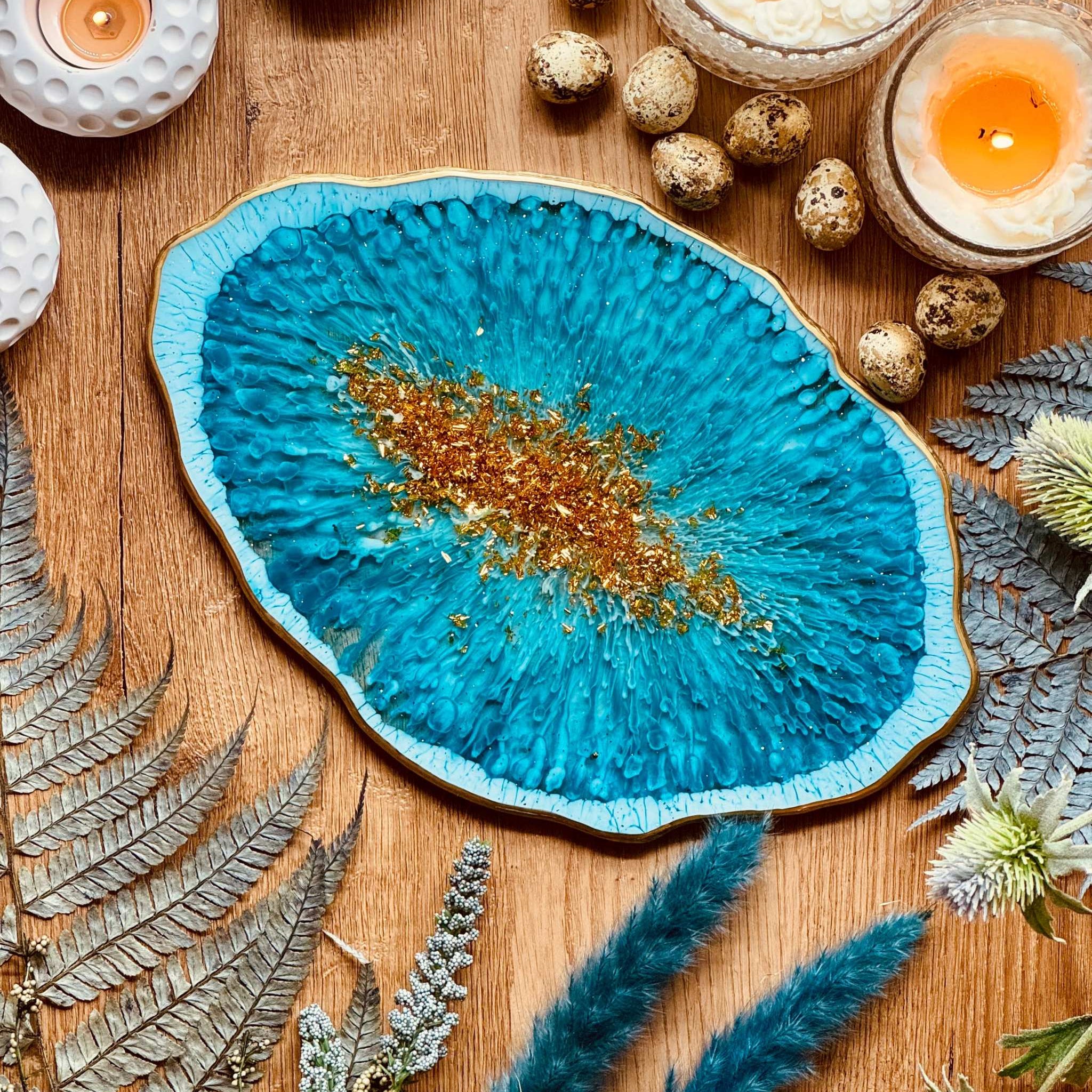 Resin tray in turquoise and gold details