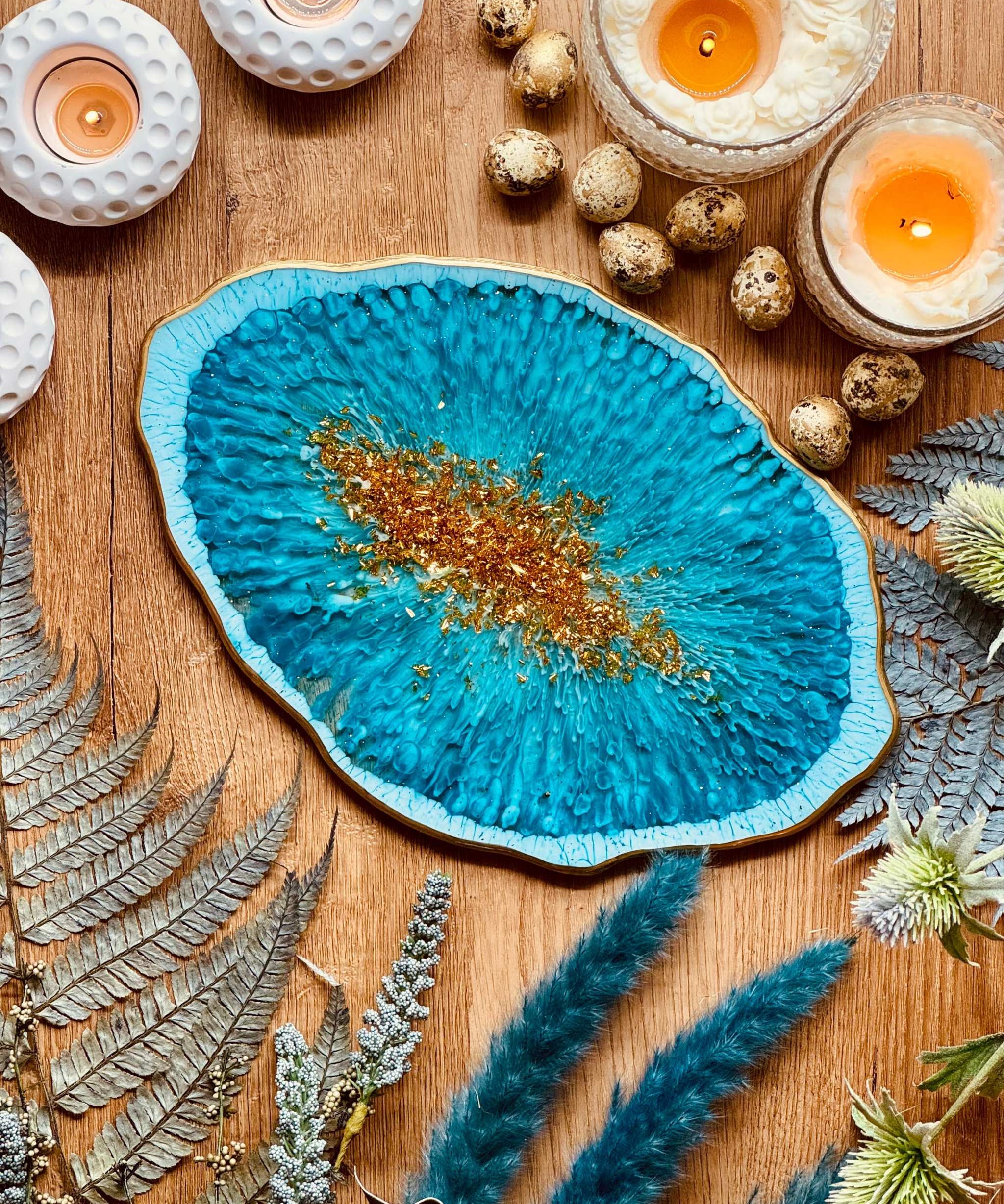 Handgemachtes Tablett aus Resin in Türkis mit goldenen Details als Dekoration und Geschenkidee