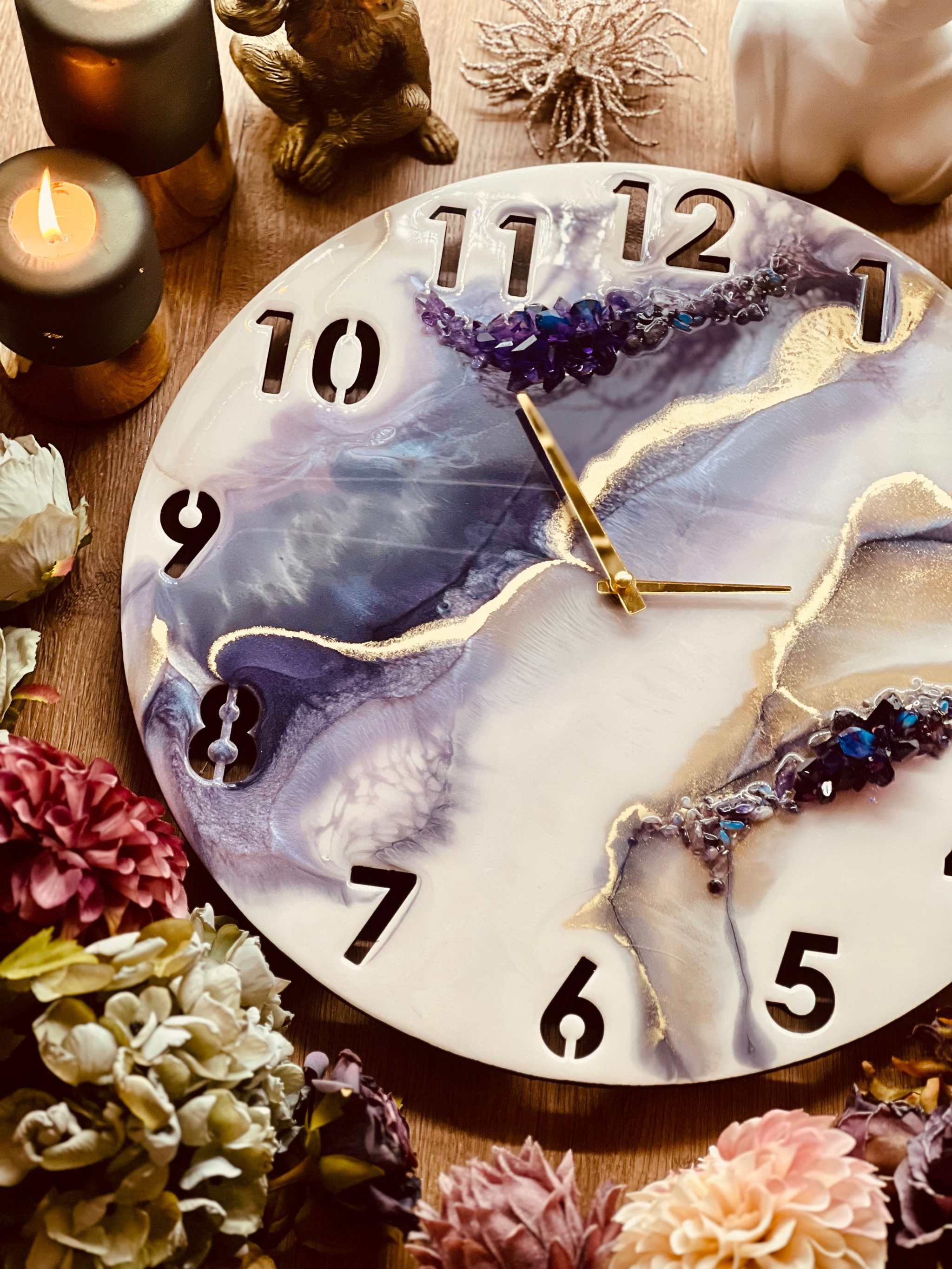Handgefertigte Resin Uhr in Weiß, Lila und Gold mit Kristallen im Geode-Look, 40cm Durchmesser, einzigartige Wand- und Standuhr, Dekoration mit elegantem Design