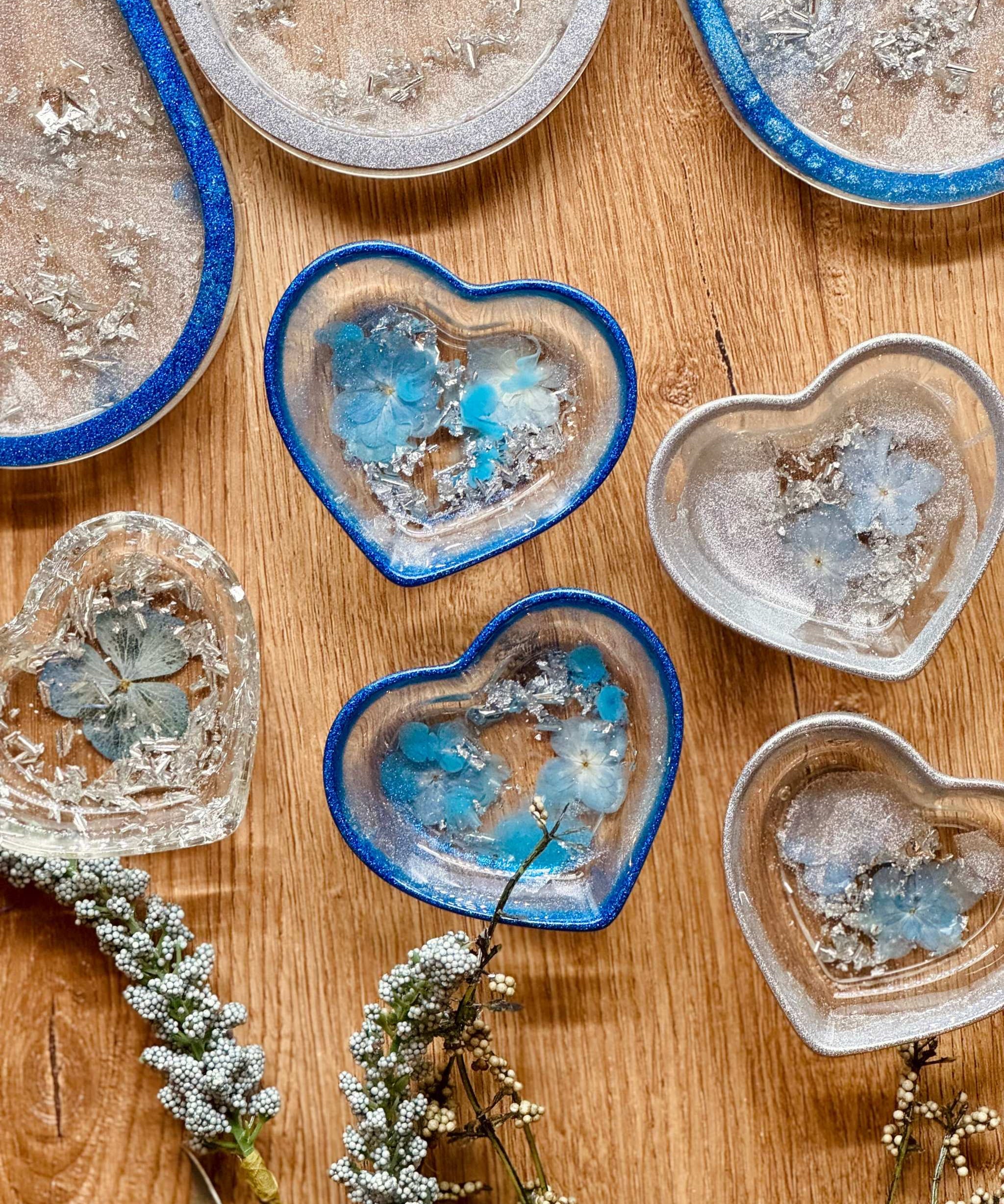 Handgemachte Schmuckschalen aus Resin in Blau mit Silber und getrockneten Blumen in Herzform und oval, einzigartige Unikate als Dekoration oder Geschenk
