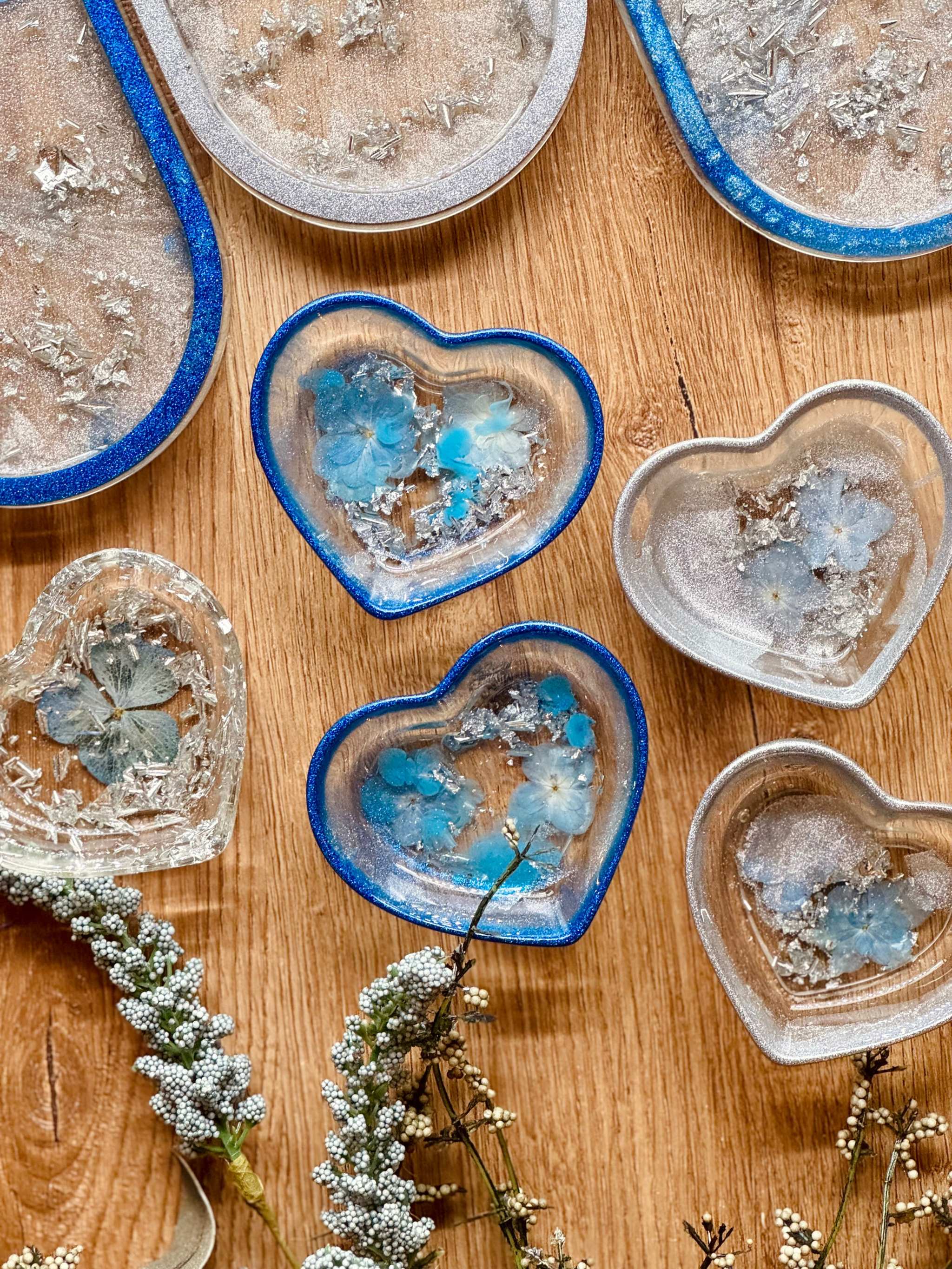 Handgemachte Schmuckschalen aus Resin in Blau mit Silber und getrockneten Blumen in Herzform und oval, einzigartige Unikate als Dekoration oder Geschenk