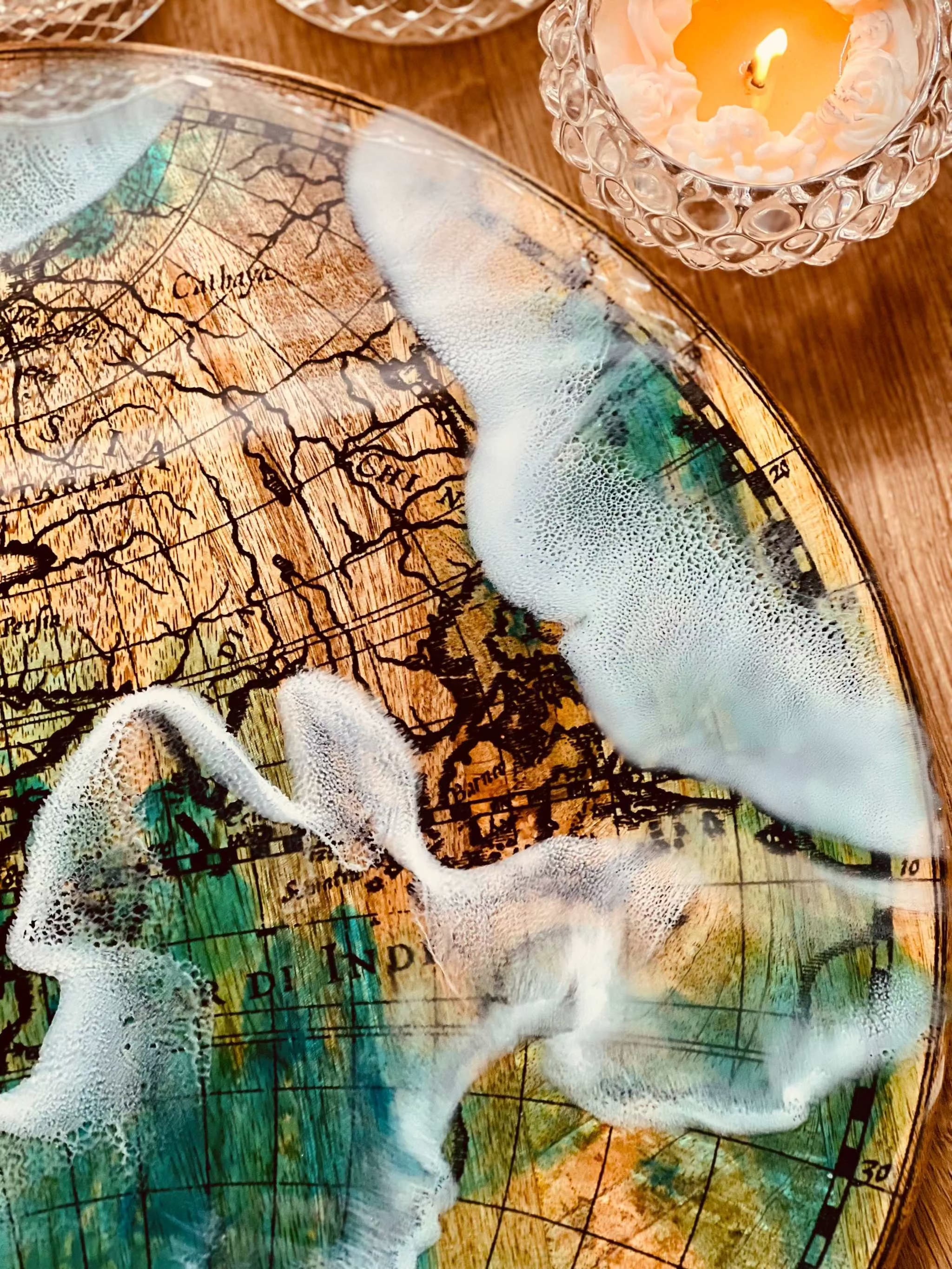 Handgemachtes Holztablett mit Resin im Ocean Design und Landkartenmuster, ca. 40 cm groß