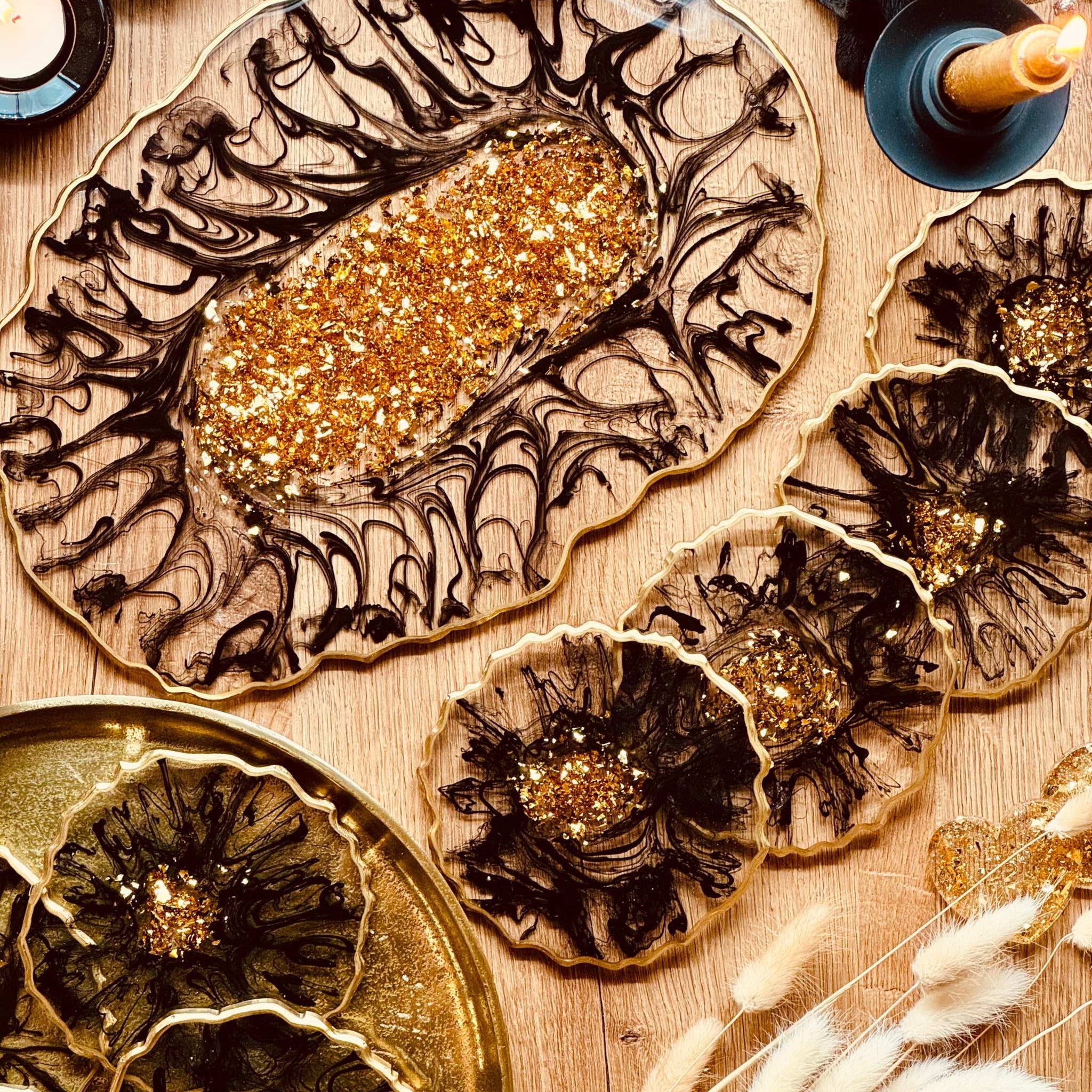 Tablett und 8 Untersetzer aus Resin in schwarz mit Gold im 3D Design