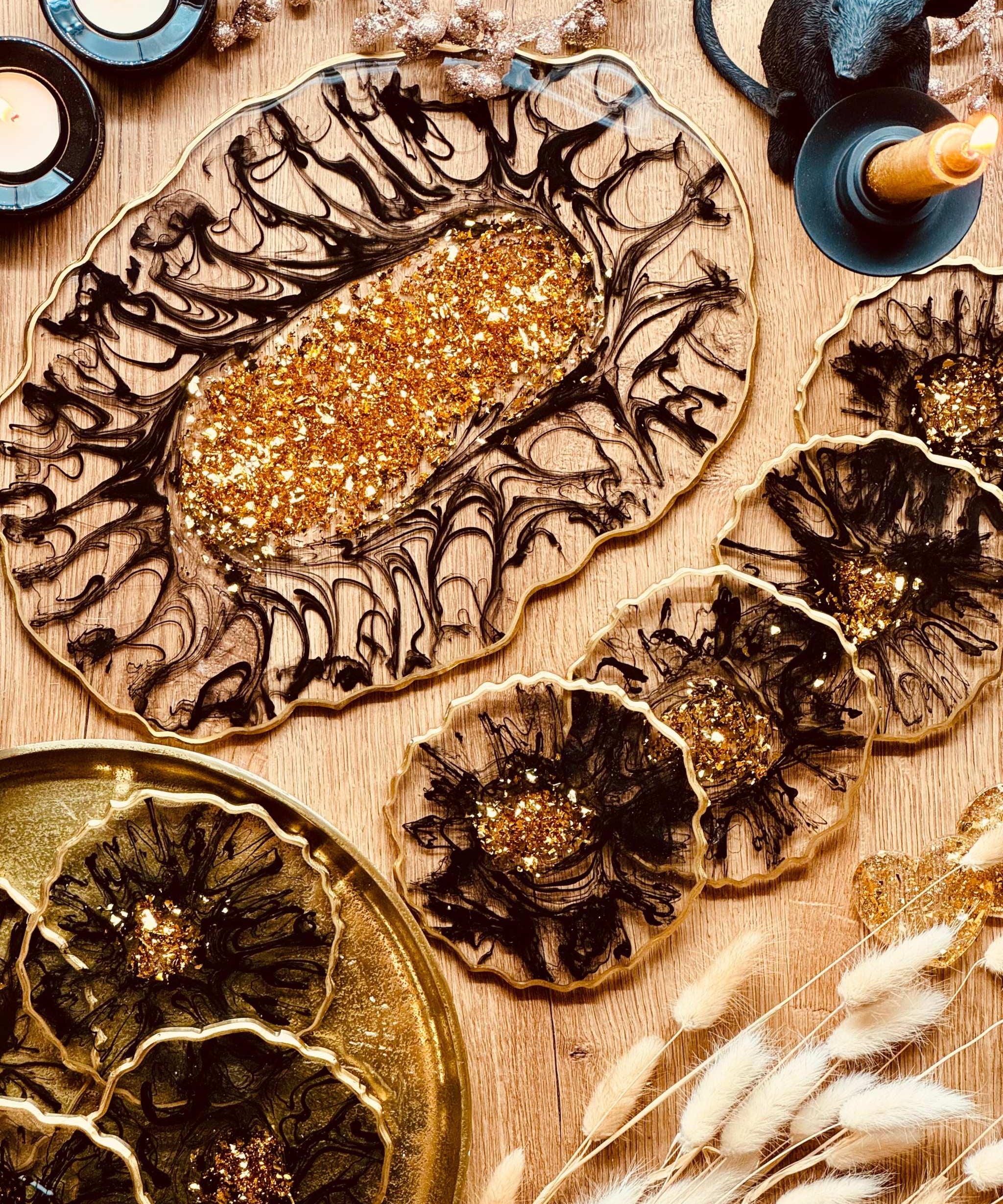 Handgemachtes schwarzes Resin Tablett und 8 Untersetzer mit goldenen 3D Details als exklusives Deko-Set