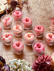 
Kerze im Glas in Rosa und Pink mit süßer Verzierung aus Wachs, ideal als kreatives Geschenk und duftendes Deko-Highlight