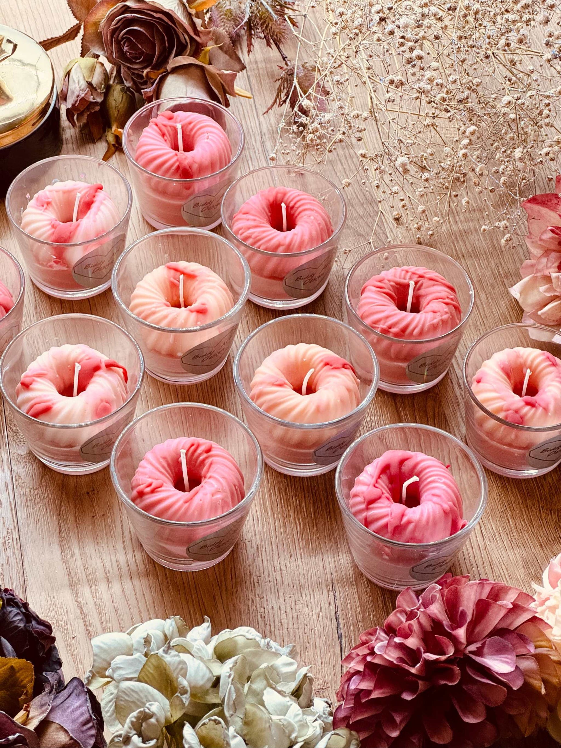 
Kerze im Glas in Rosa und Pink mit süßer Verzierung aus Wachs, ideal als kreatives Geschenk und duftendes Deko-Highlight