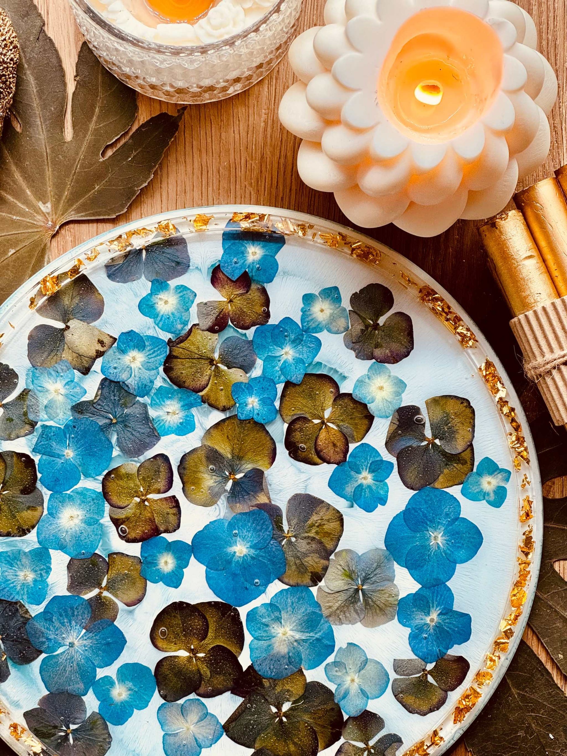 Handmade resin tray with flowers and gold details, 28cm.