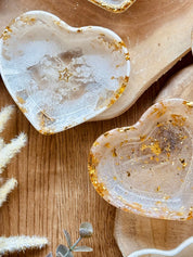 weiß-goldene handgemachte herzförmige Schmuckschalen aus Resin mit goldenen Details und sternförmigem Motiv, dekorativ für Bad oder Schlafzimmer