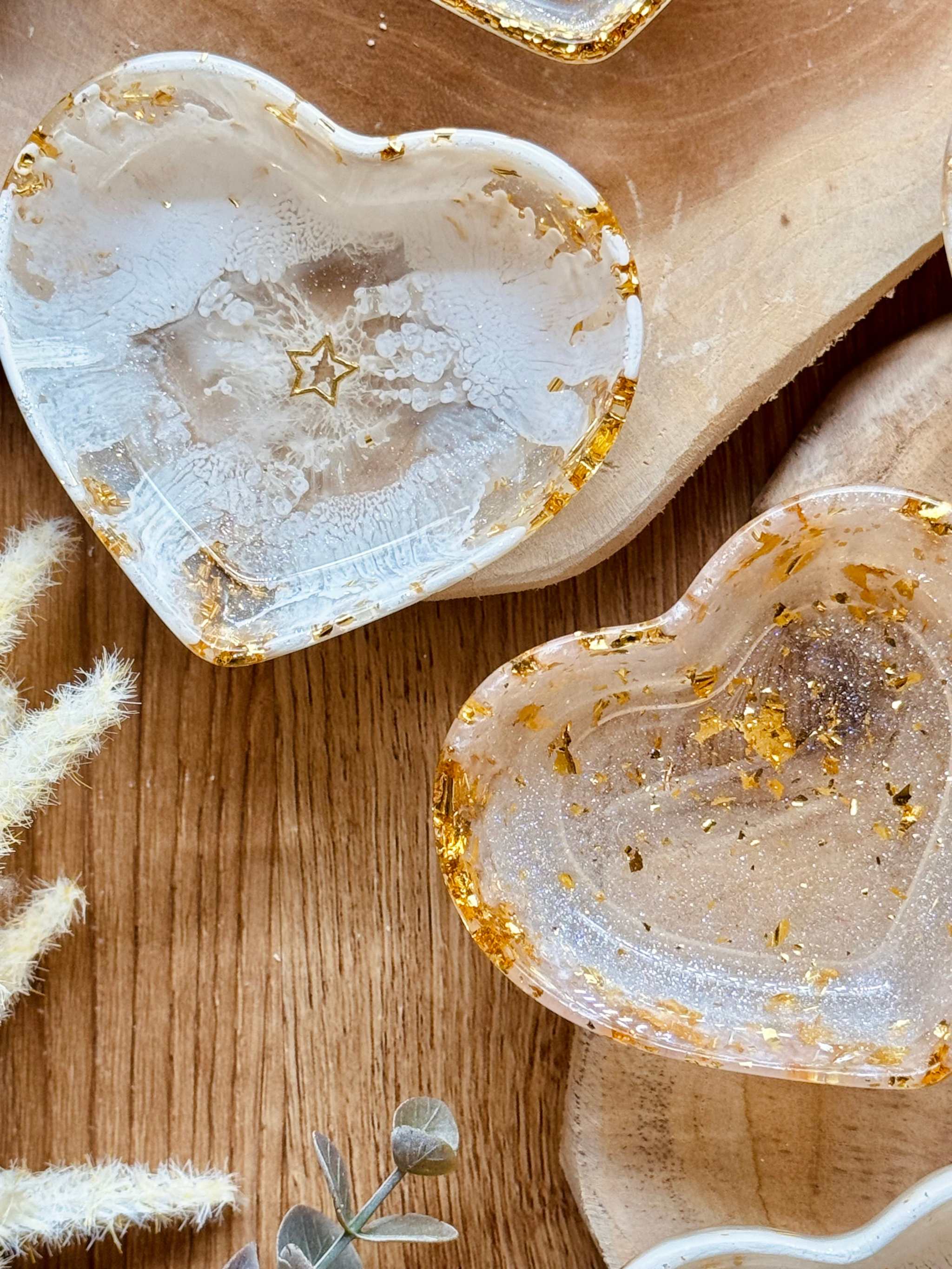 weiß-goldene handgemachte herzförmige Schmuckschalen aus Resin mit goldenen Details und sternförmigem Motiv, dekorativ für Bad oder Schlafzimmer