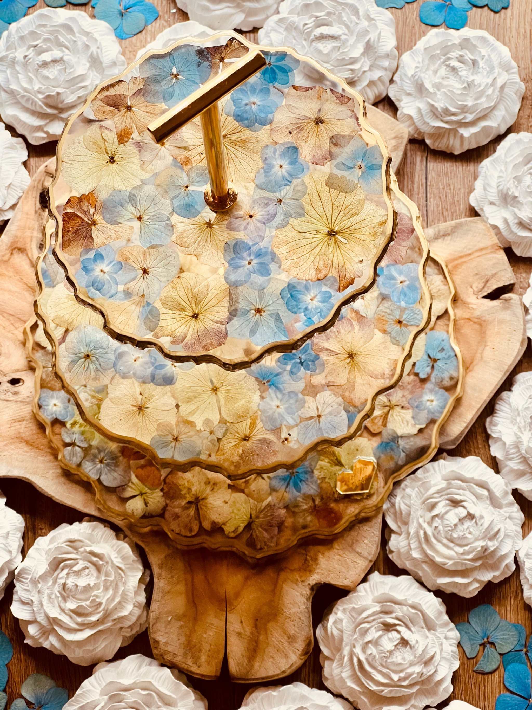 Perfekt für Resin Art – diese getrockneten Blumen lassen sich ideal in Epoxidharz einarbeiten und verleihen Schmuck oder Tabletts eine besondere Note.

