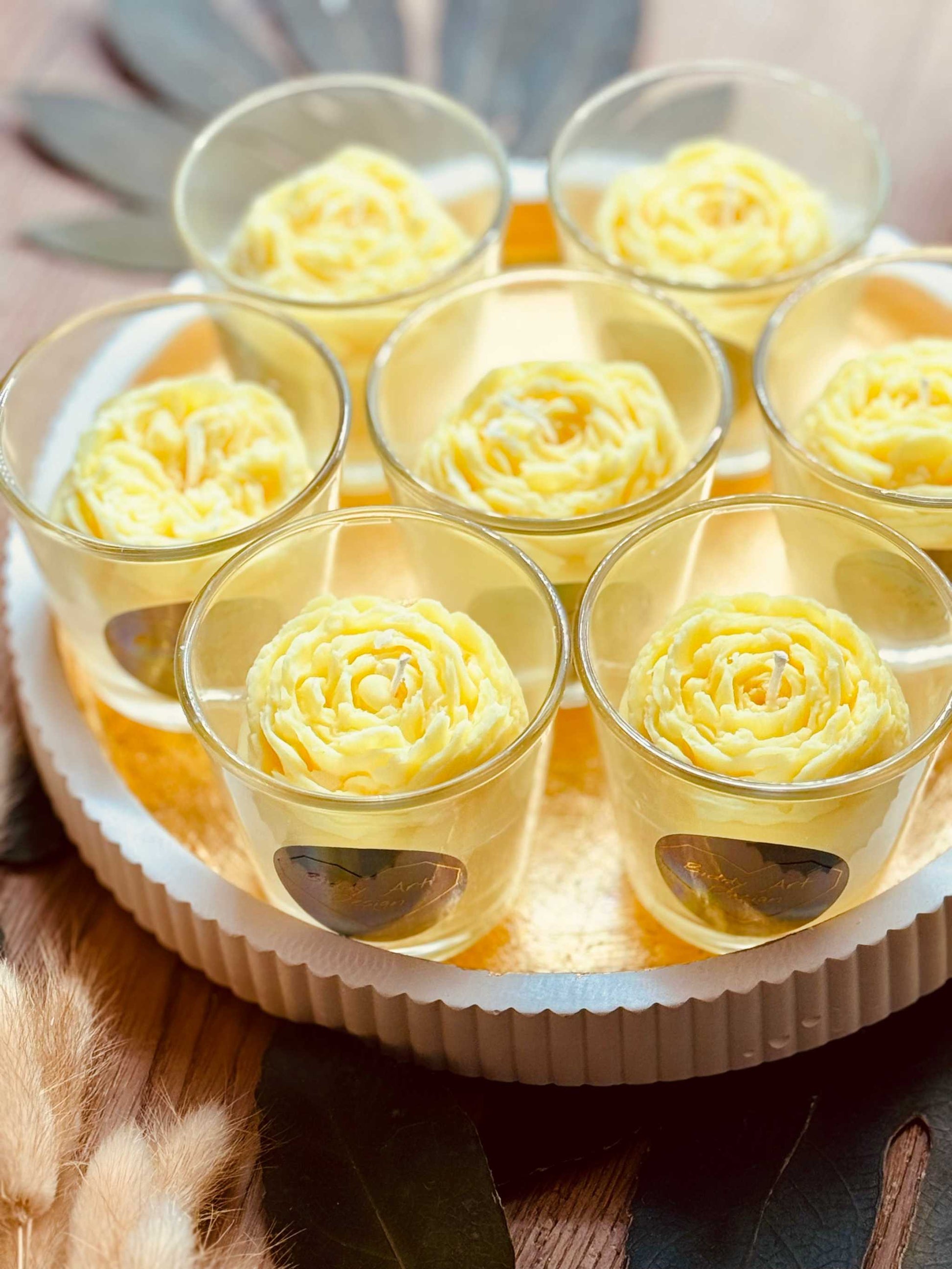 Parfum-Duftkerze im Glas mit großer Wachsrose als Design-Highlight – ein luxuriöses Geschenk und elegantes Dekoelement
