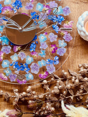Resin Uhr mit getrockneten Blumen und Glitzer, handgefertigte transparente Wanduhr, einzigartige dekorative Zeitmesser mit floralem Design, Durchmesser 28 cm