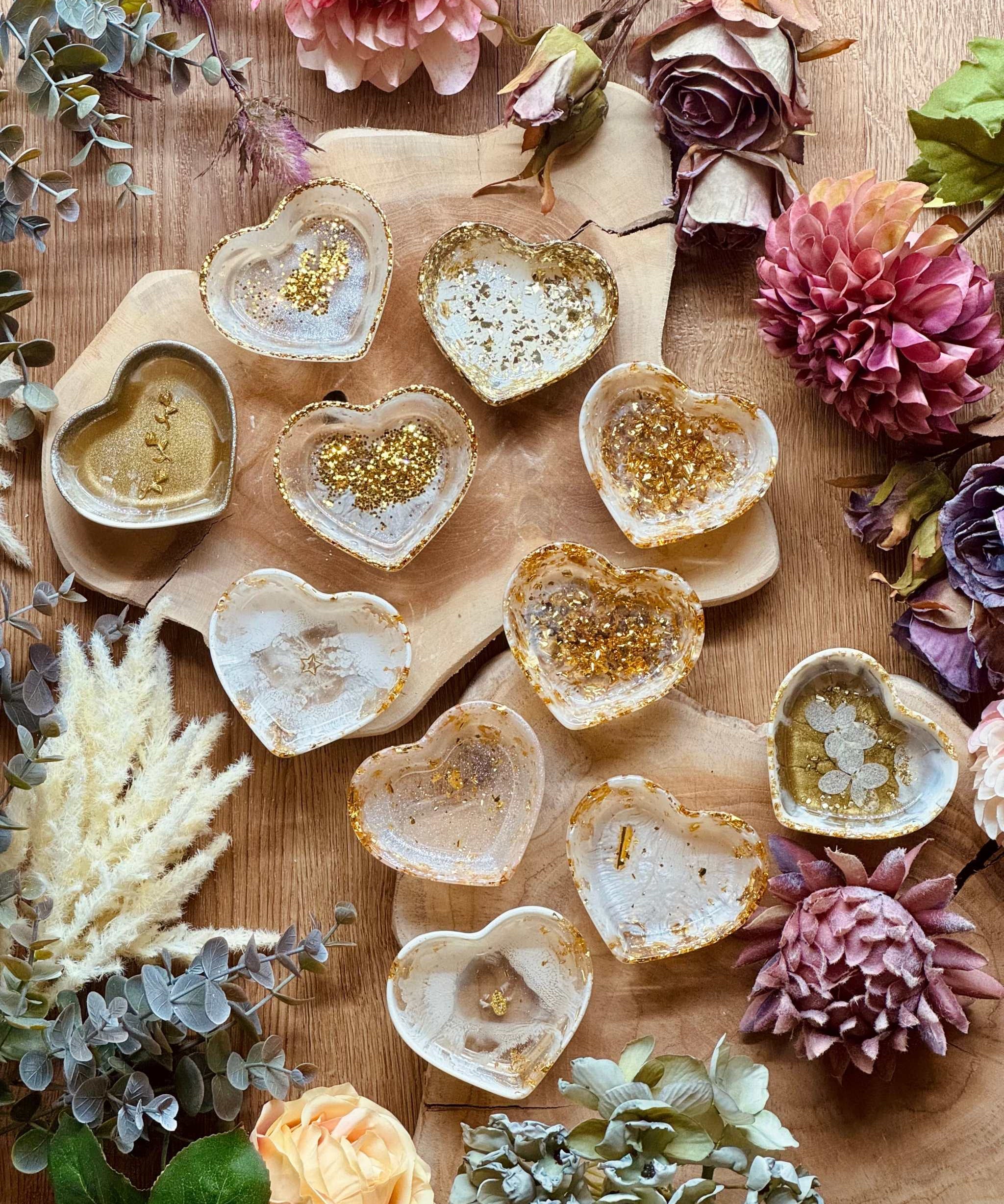 Handgemachte weiße Schmuckschalen aus Resin mit goldenen Details in Herzform als dekorative Unikate