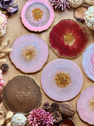 Tablett aus Resin in rosa, rot und braun mit goldenen Details