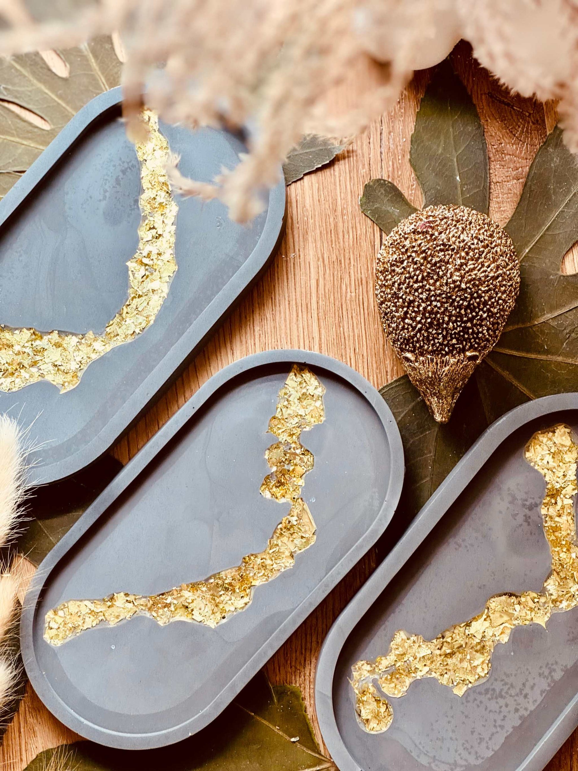 Ovale Gießkeramik-Schmuckschale mit edlem Gold-Resin-Design, ideal als Aufbewahrung für Schmuck oder dekorative Ablage im Schlafzimmer oder Bad.Edle Blattgold Schale aus Giesskeramik Weisse Deko Stil