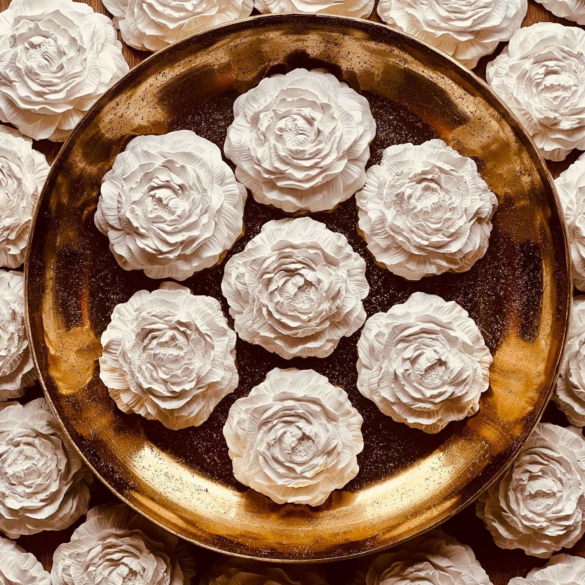 Elegante weiße Rosenblüten-Deko aus Gießkeramik, ideal für Tischdekoration oder als Akzentstück für besondere Anlässe.Edles Geschenkset mit Giesskeramik Elementen und handgemachte Kerzen in weiss