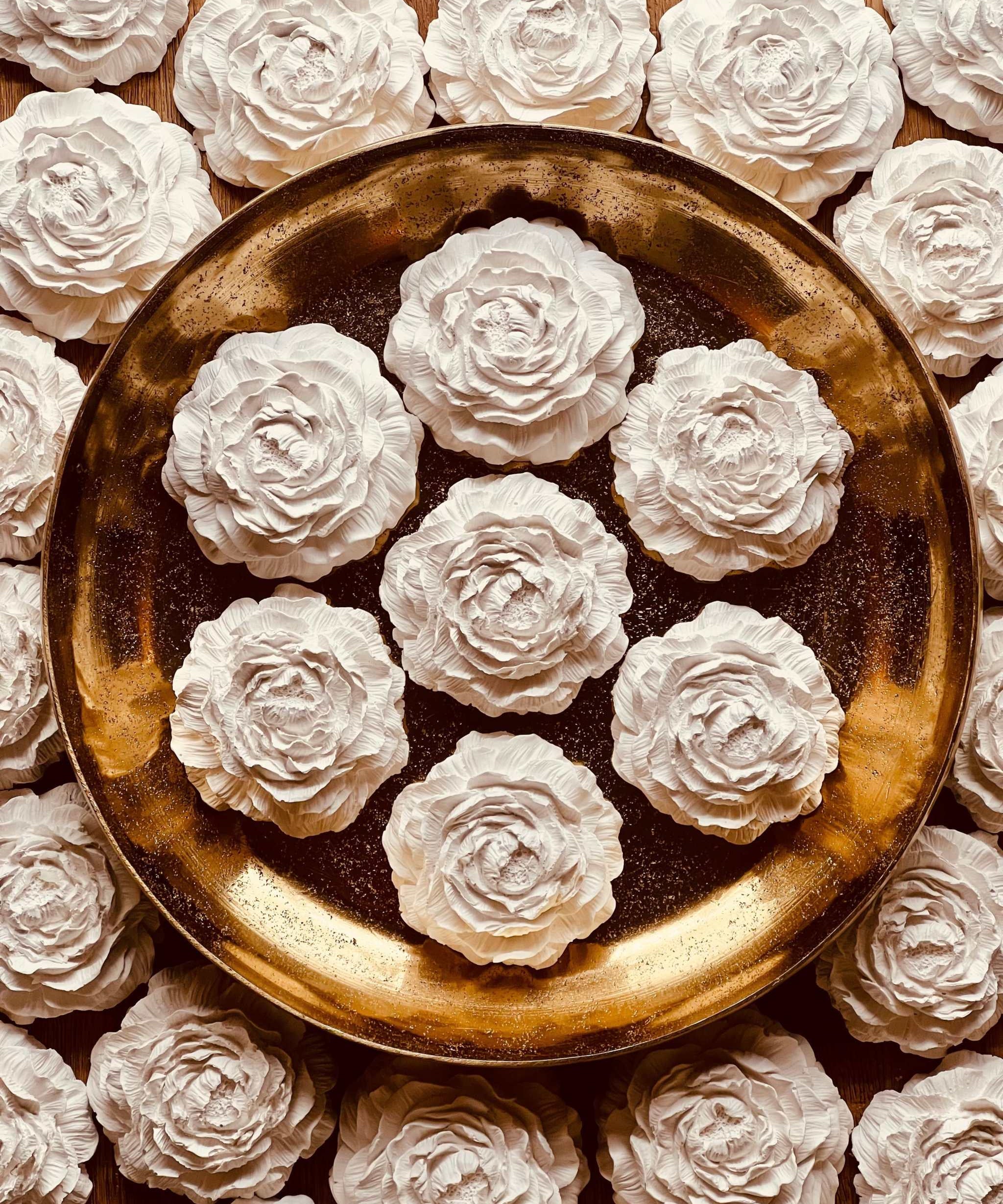 Elegante weiße Rosenblüten-Deko aus Gießkeramik, ideal für Tischdekoration oder als Akzentstück für besondere Anlässe.Edles Geschenkset mit Giesskeramik Elementen und handgemachte Kerzen in weiss