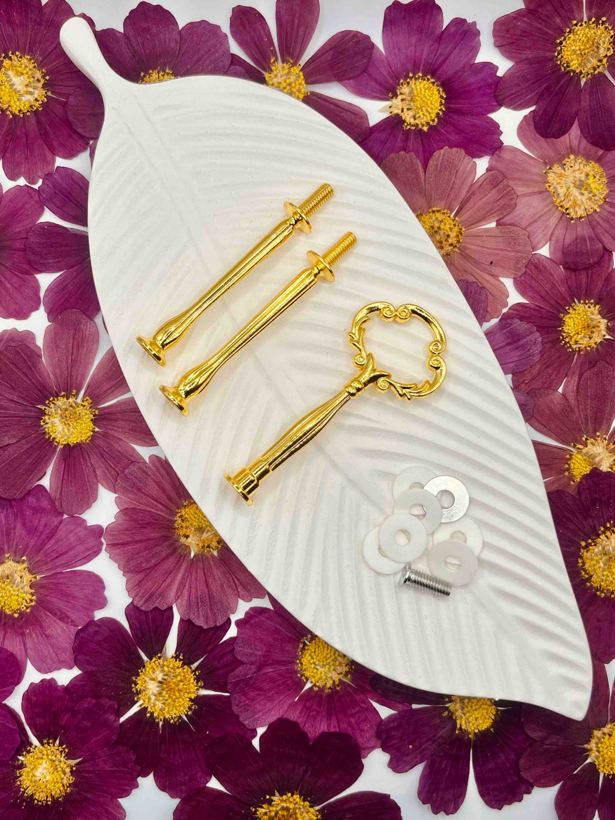 Einzelteile der goldfarbenen Etagerenstange mit Schrauben und Zubehör - Mini classic