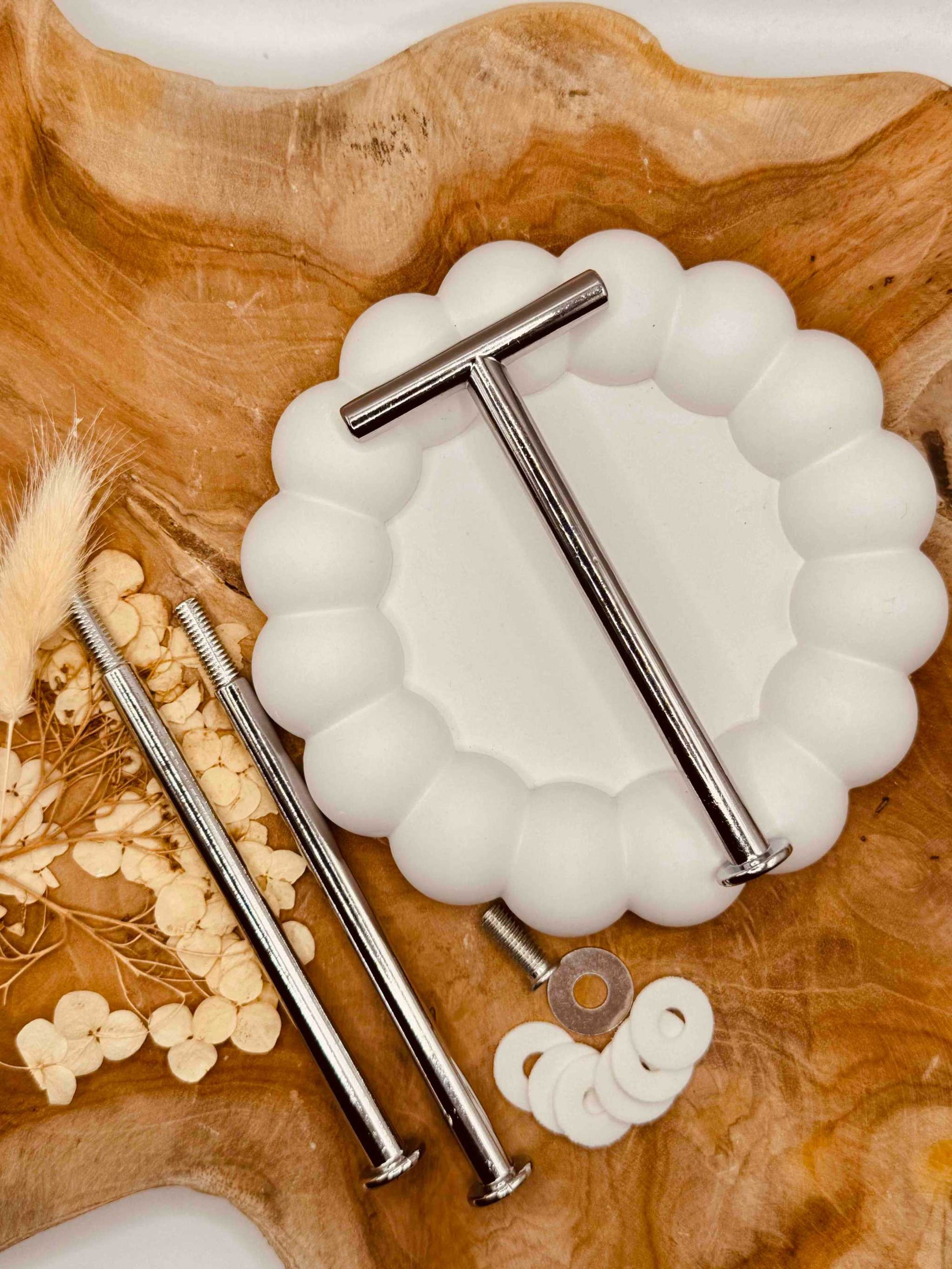Einzelteile der silberfarbenen Etagerenstange mit Schrauben und Zubehör - Art Supplies