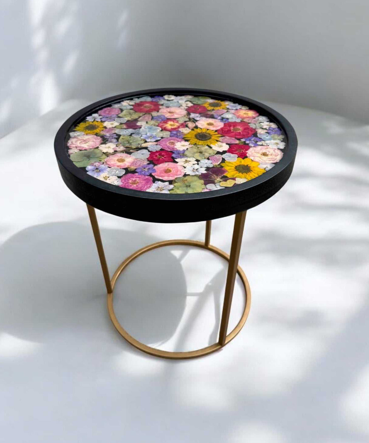 Einzigartiger Couchtisch mit Blüten und glänzender Resin-Oberfläche – modernes Statement Piece mit floralem Charakter und edlem Metallgestell. Brautstrauß konservieren - Auch mit deinem Brautstrauß zur Brautstrauss Konservierung