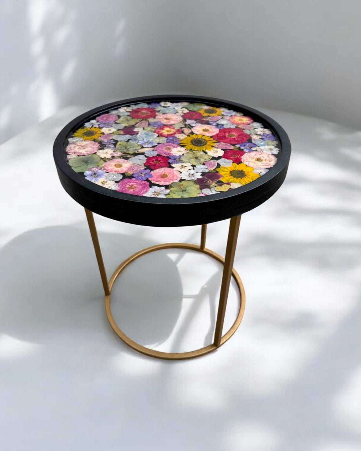 Einzigartiger Couchtisch mit Blüten und glänzender Resin-Oberfläche – modernes Statement Piece mit floralem Charakter und edlem Metallgestell. Brautstrauß konservieren - Auch mit deinem Brautstrauß zur Brautstrauss Konservierung