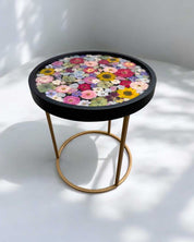 Einzigartiger Couchtisch mit Blüten und glänzender Resin-Oberfläche – modernes Statement Piece mit floralem Charakter und edlem Metallgestell. Brautstrauß konservieren - Auch mit deinem Brautstrauß zur Brautstrauss Konservierung