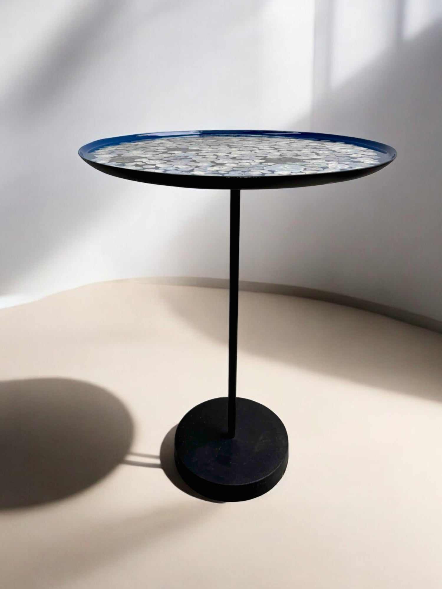 Einzigartiger Epoxidharz Couchtisch mit blauen Hortensien, stabiler Standfuß aus schwarzem Metall, elegantes Naturdesign