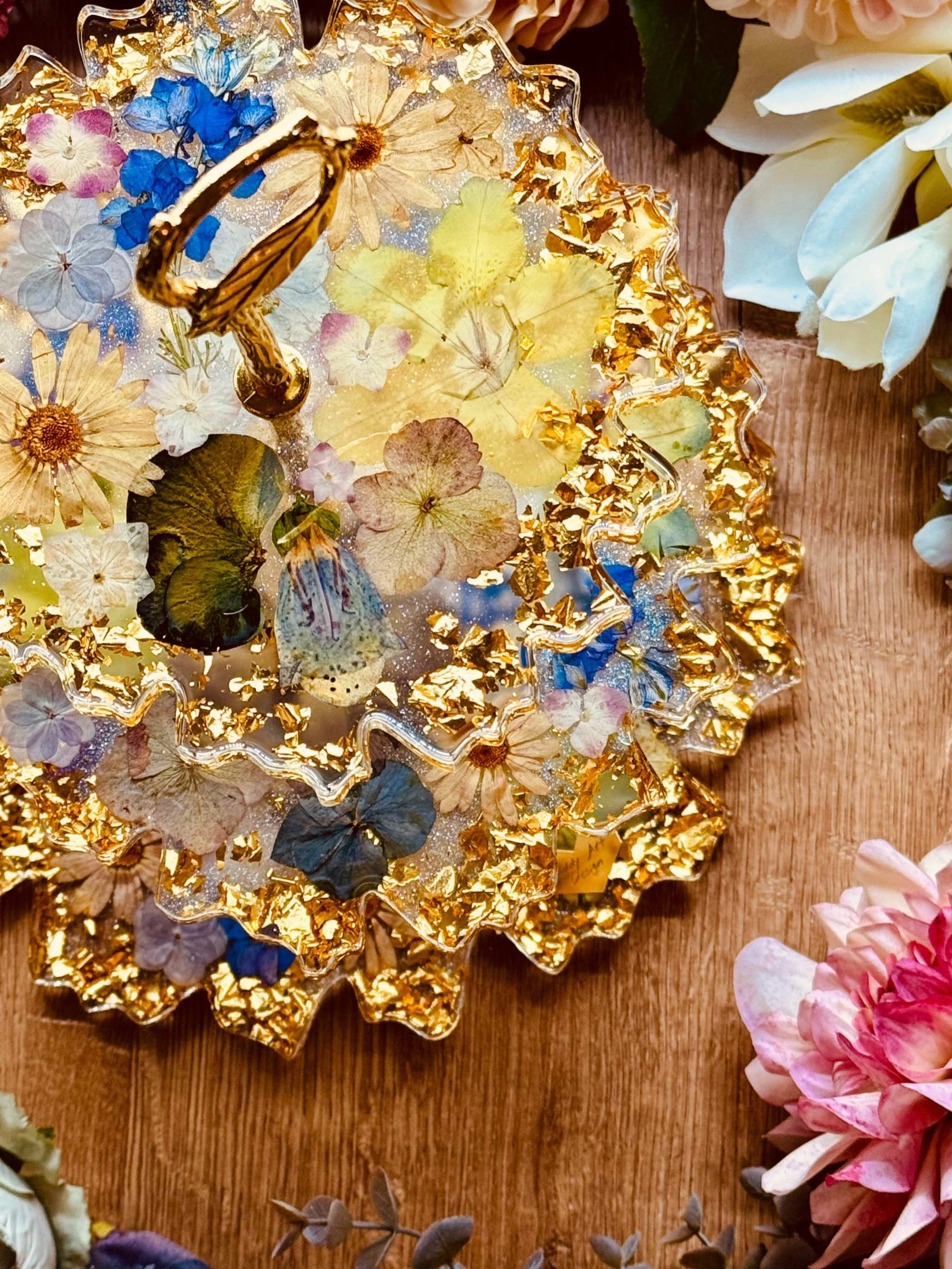 Elegante Epoxidharz Etagere mit floralem Design – Trockenblumen und Blattgold eingebettet in Resin machen diesen Kuchenständer zu einem Unikat
