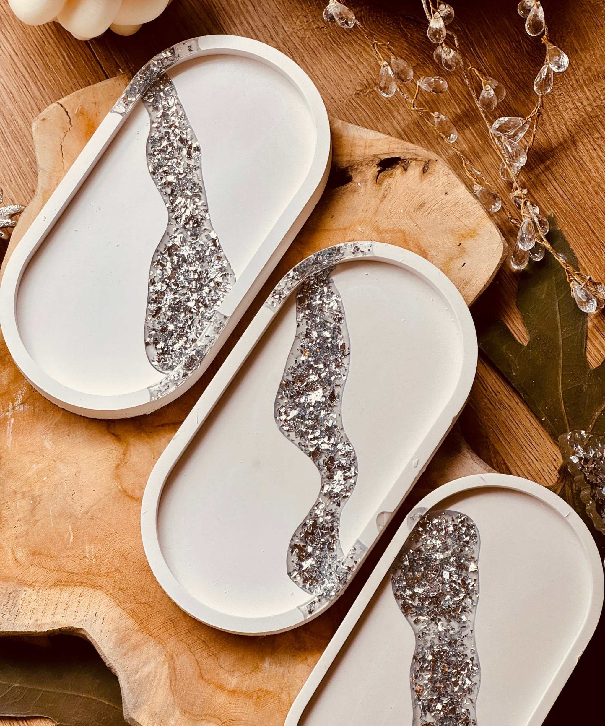 Edle Gießkeramik Schmuckschale mit Blattsilber-Akzenten, handgefertigt und ideal als elegantes Aufbewahrungsstück für Schmuck und kleine Dekorationsobjekte.Elegante Weisse Deko Giesskeramik Schale mit Silberglanz