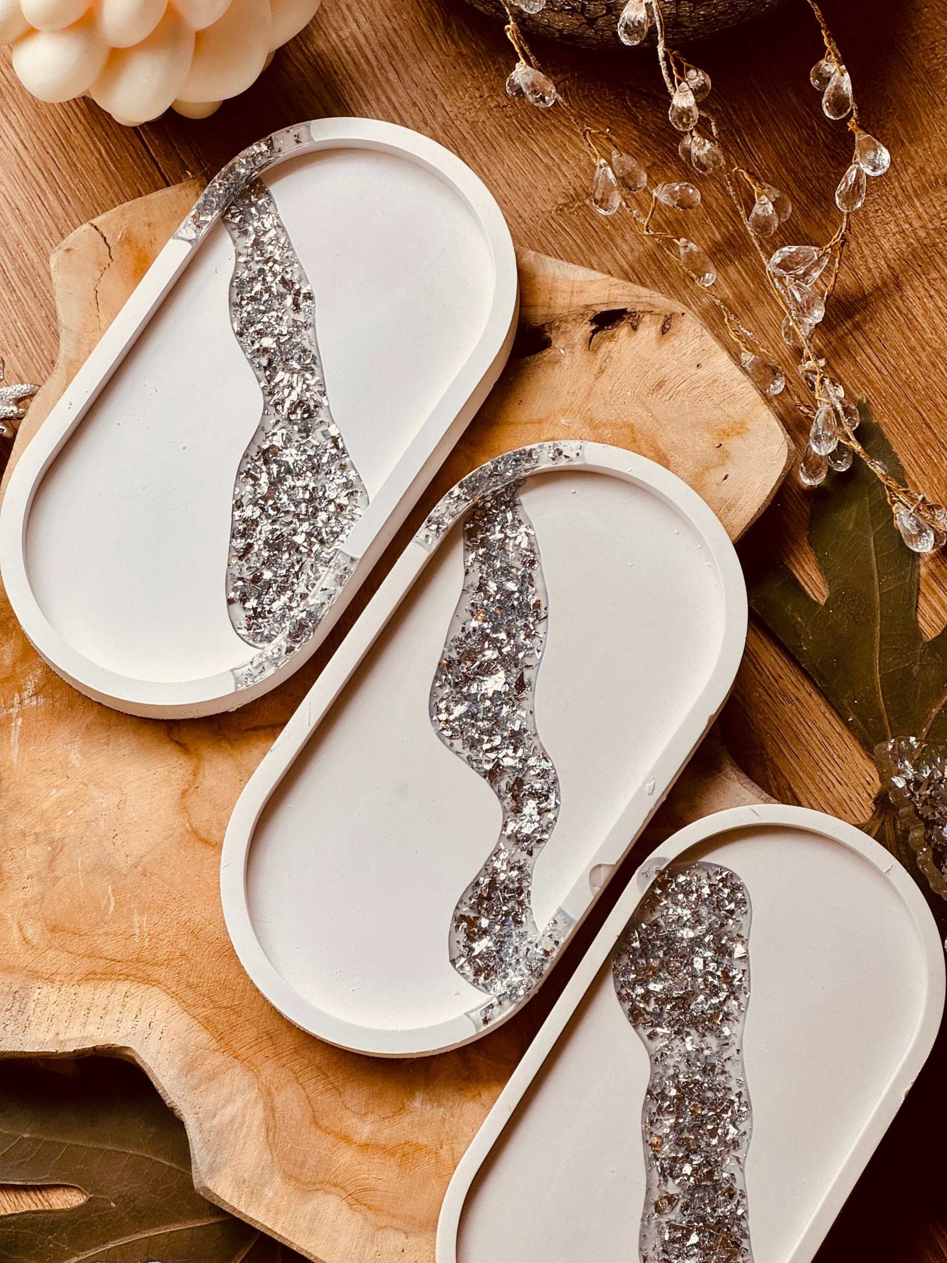 Edle Gießkeramik Schmuckschale mit Blattsilber-Akzenten, handgefertigt und ideal als elegantes Aufbewahrungsstück für Schmuck und kleine Dekorationsobjekte.Elegante Weisse Deko Giesskeramik Schale mit Silberglanz