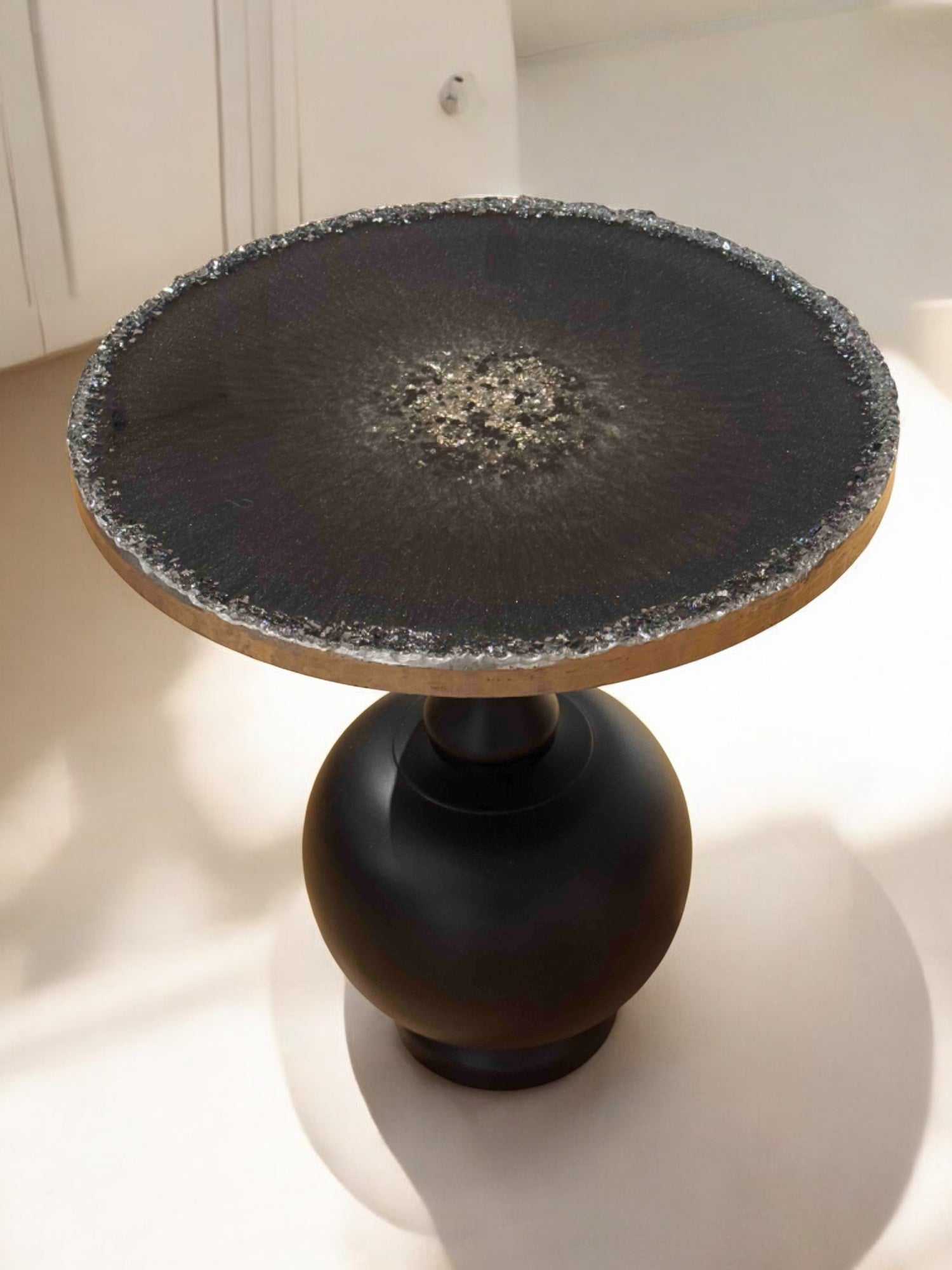 Eleganter Epoxidharz Couchtisch in Schwarz mit funkelnder Kristalloptik, rund, 40 cm Durchmesser, 45 cm hoch – modernes Design für dein Wohnzimmer