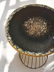 Eleganter Epoxidharz Couchtisch mit glamouröser Oberfläche in Schwarz und Gold – perfekte Symbiose aus Design & Funktion