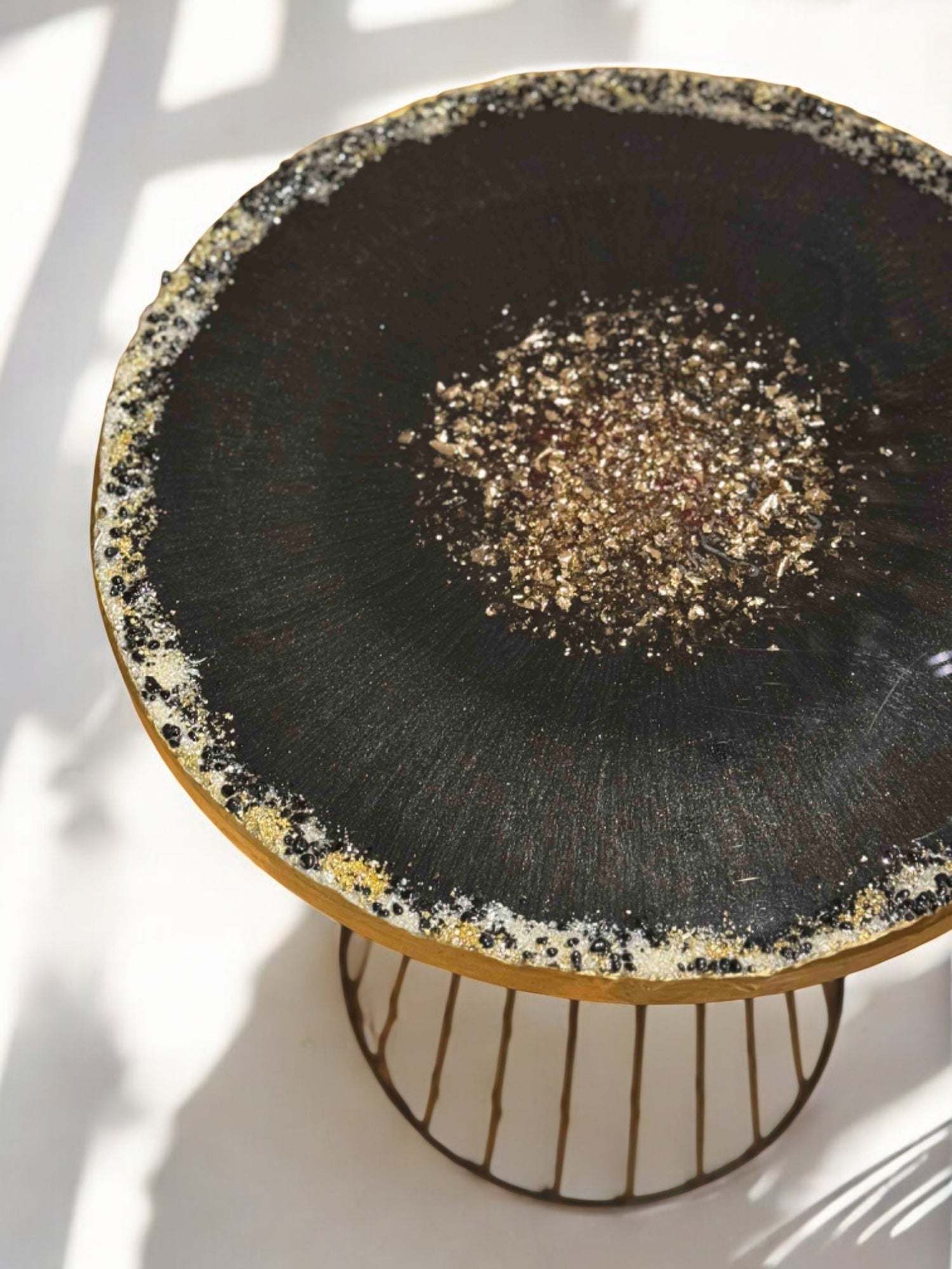 Eleganter Epoxidharz Couchtisch mit glamouröser Oberfläche in Schwarz und Gold – perfekte Symbiose aus Design & Funktion