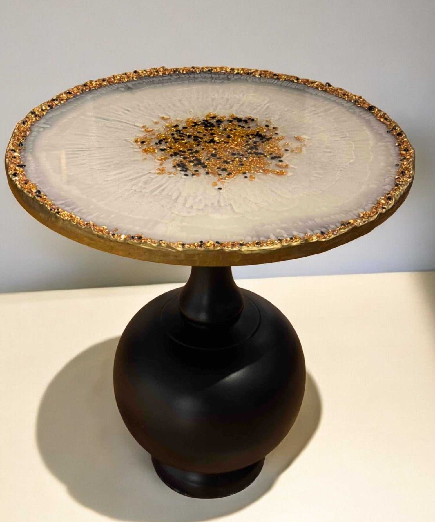 Eleganter Epoxidharz Couchtisch mit runder Glitzerplatte in Weiß und Gold – 40 cm Durchmesser, 45 cm Höhe, glänzend veredelt, Unikat mit Stil