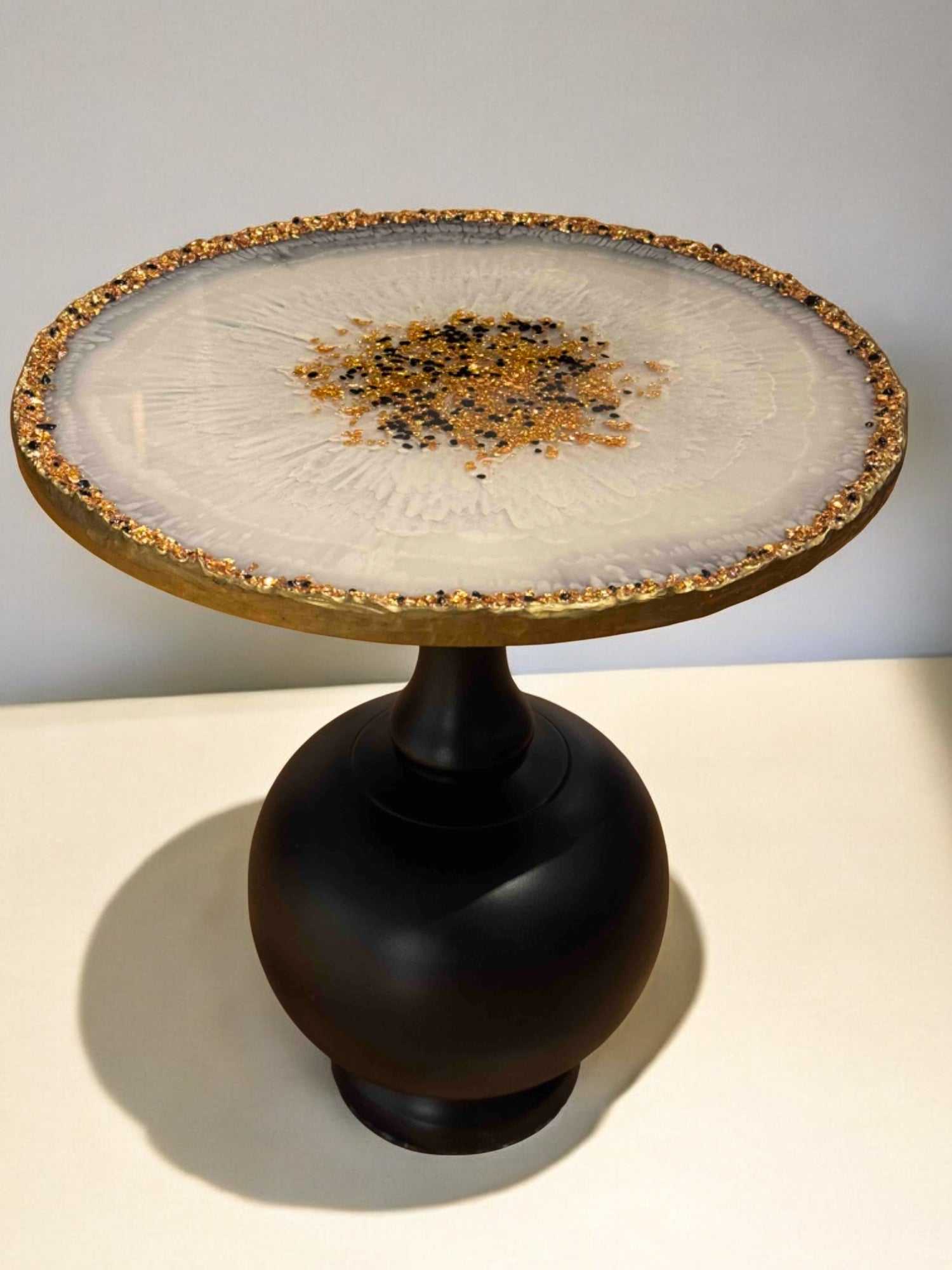 Eleganter Epoxidharz Couchtisch mit runder Glitzerplatte in Weiß und Gold – 40 cm Durchmesser, 45 cm Höhe, glänzend veredelt, Unikat mit Stil