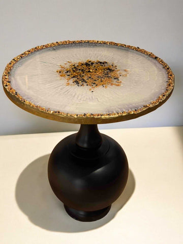 Eleganter Epoxidharz Couchtisch mit runder Glitzerplatte in Weiß und Gold – 40 cm Durchmesser, 45 cm Höhe, glänzend veredelt, Unikat mit Stil