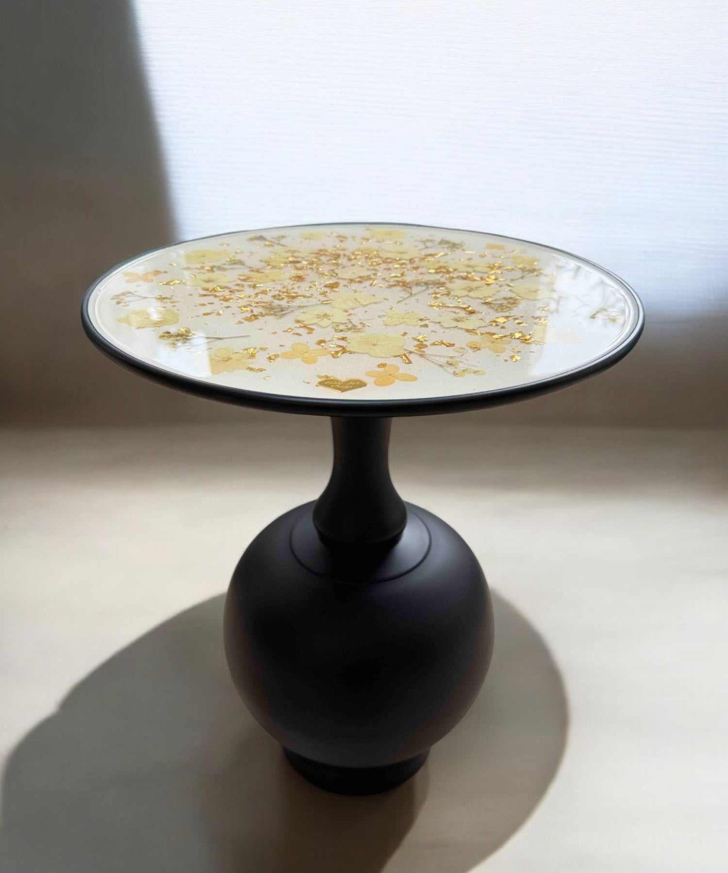 Eleganter Epoxidharz Couchtisch mit runder Platte, veredelt mit Blattgold und cremeweißen Blumen – 36 cm Durchmesser, 43 cm hoch, stilvoll & handgemacht