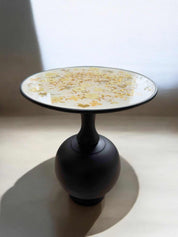 Eleganter Epoxidharz Couchtisch mit runder Platte, veredelt mit Blattgold und cremeweißen Blumen – 36 cm Durchmesser, 43 cm hoch, stilvoll & handgemacht