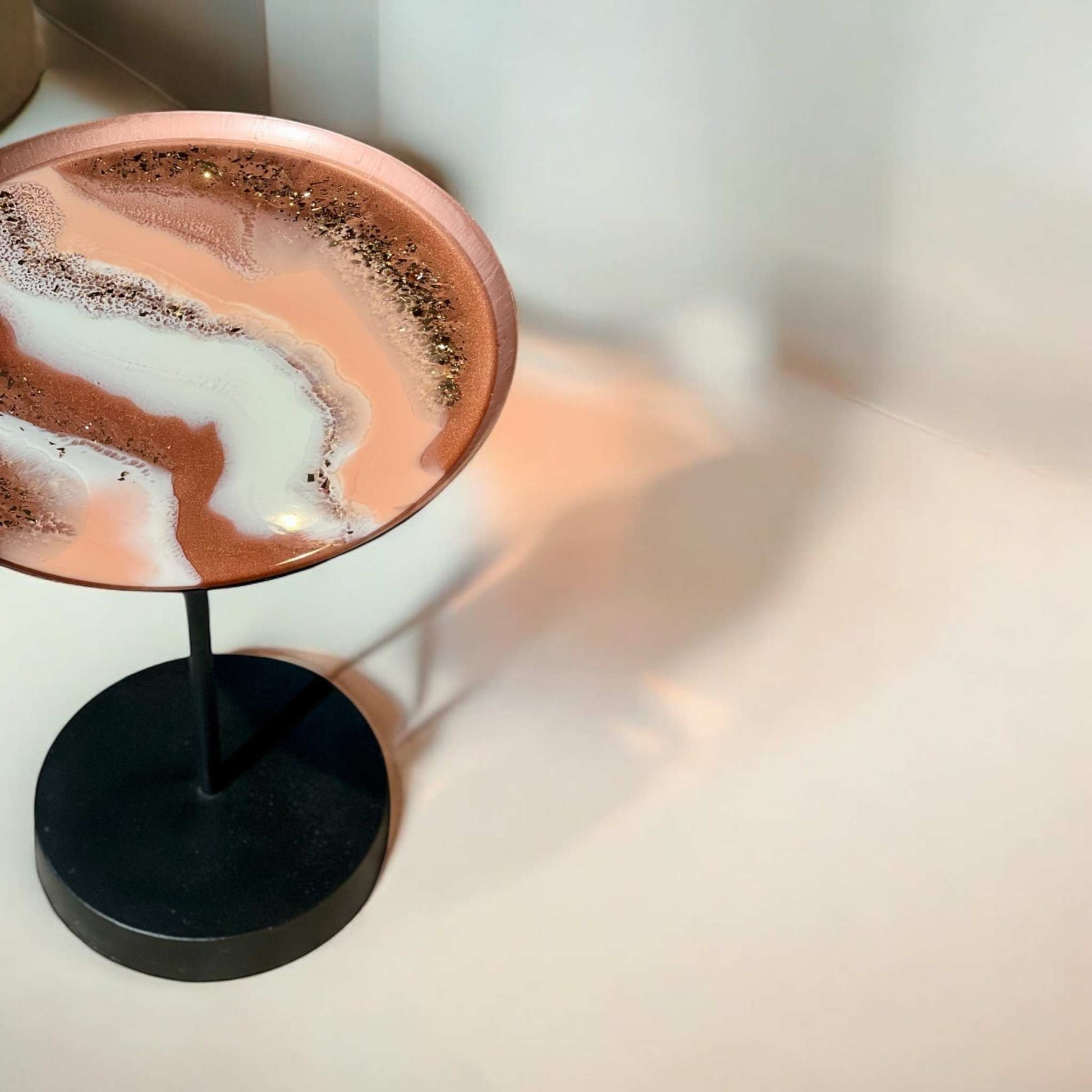 Eleganter Epoxidharz Couchtisch mit zeitloser kupfer-weißer Oberfläche, stabil und vielseitig einsetzbar als Sofatisch oder Dekotisch.