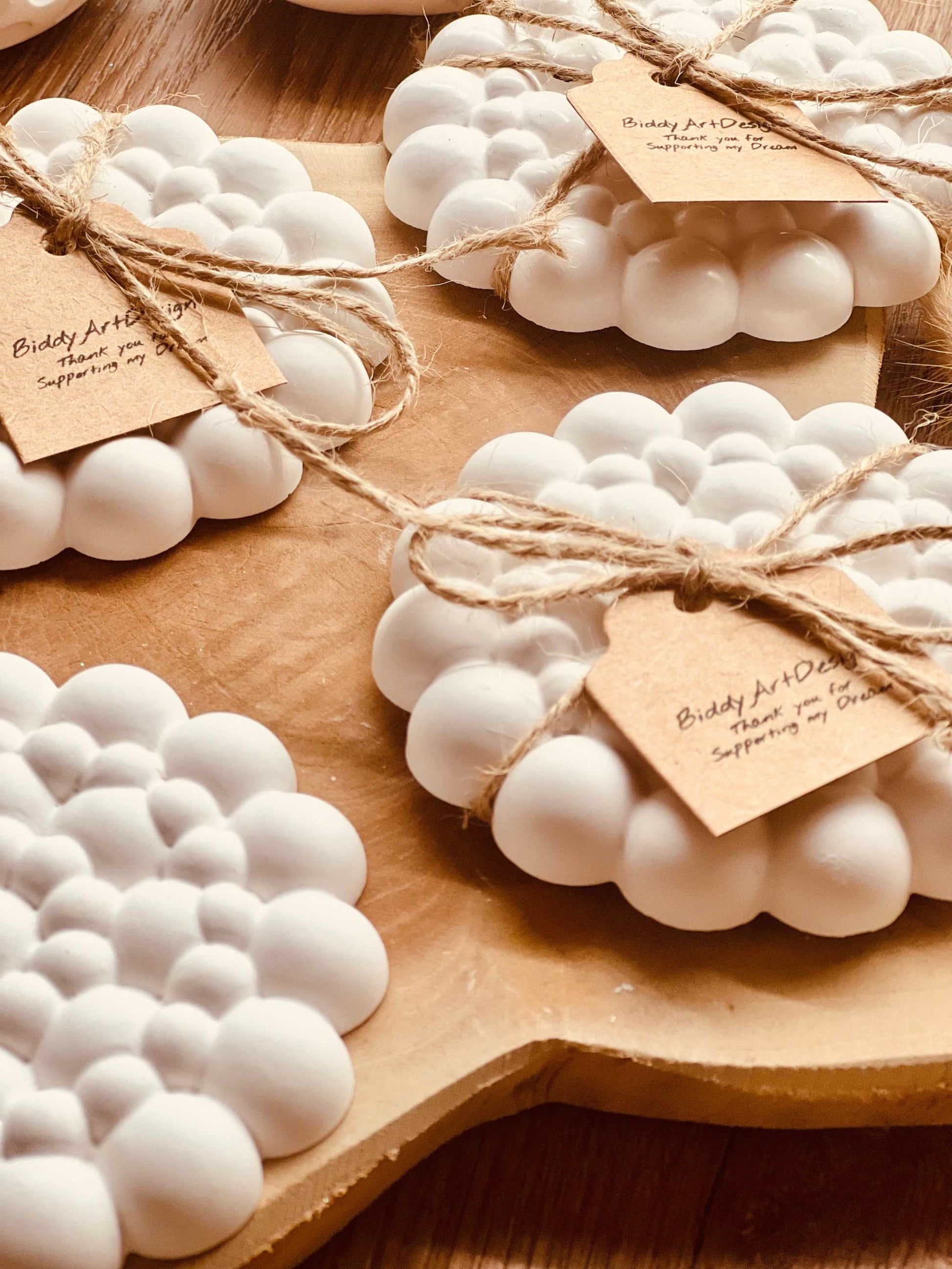 Handgefertigte runde Gießkeramik-Untersetzer mit modernem Kugeldesign, perfekt für Tische.Eleganter Look Weisse Deko Giesskeramik Different Bubbles