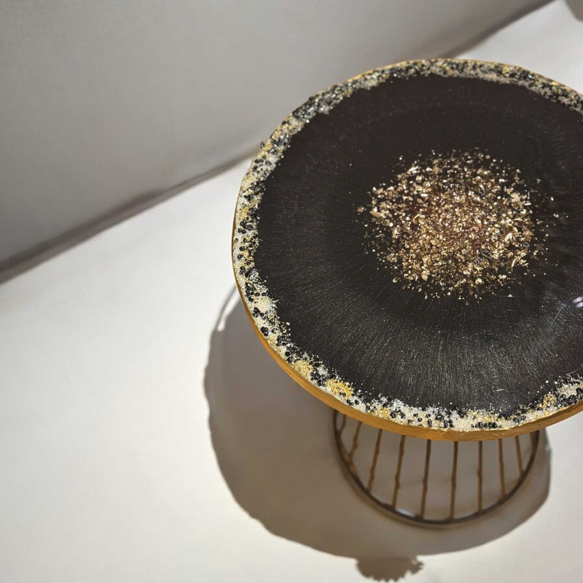 Eleganter Epoxidharz Couchtisch Beistelltisch, handgefertigt in Deutschland, Schwarz-Gold-Design, ideal für modernes Wohnen und als Geschenk.

