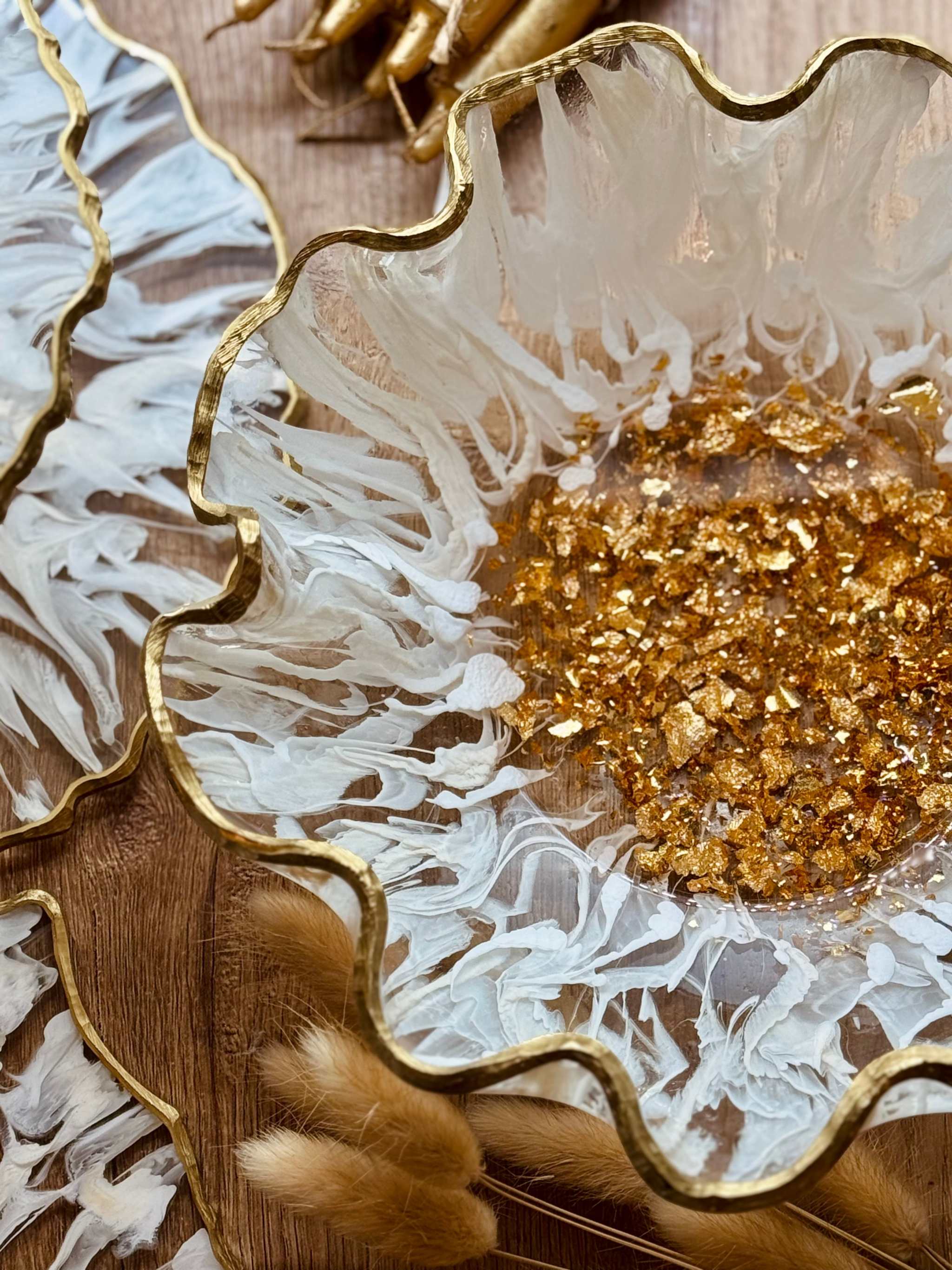Elegantes Deko Set aus Epoxidharz mit weiß-goldener 3D-Streifenstruktur und glänzenden Details