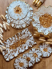 Elegantes handgefertigtes Deko Set aus Epoxidharz in Weiß-Gold mit 3D-Streifenstruktur, bestehend aus Etagere, Schale, Tablett und 4 Untersetzern.